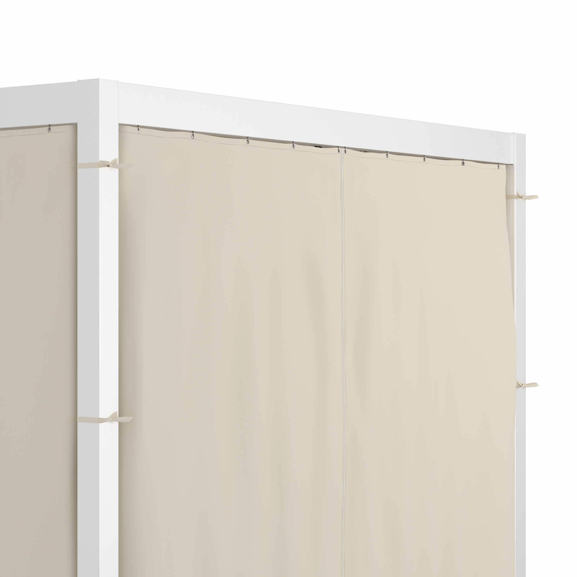 Primo piano di una pergola bianca con tende beige. Isolato su sfondo bianco.