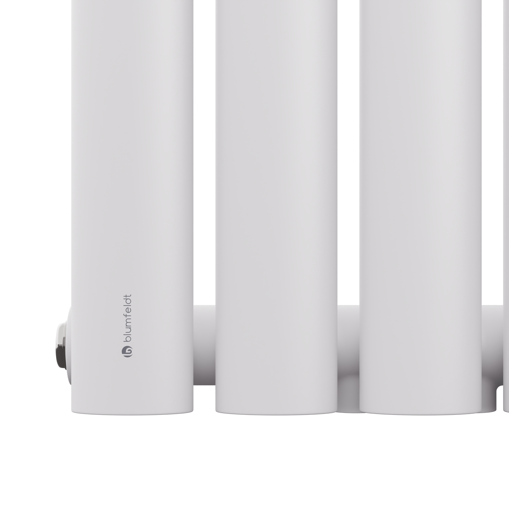 Primer plano de un radiador blanco con el logo 'blumfeldt'.