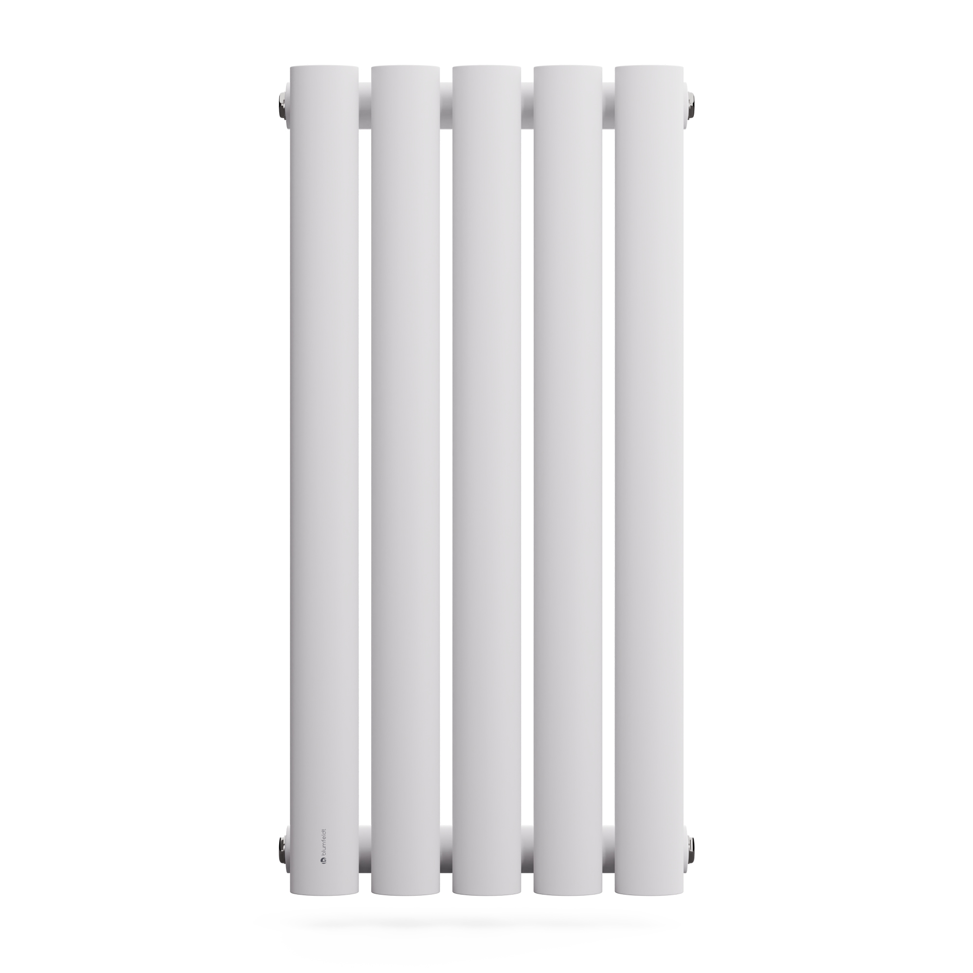 Un radiatore bianco con cinque tubi verticali. Sfondo bianco.