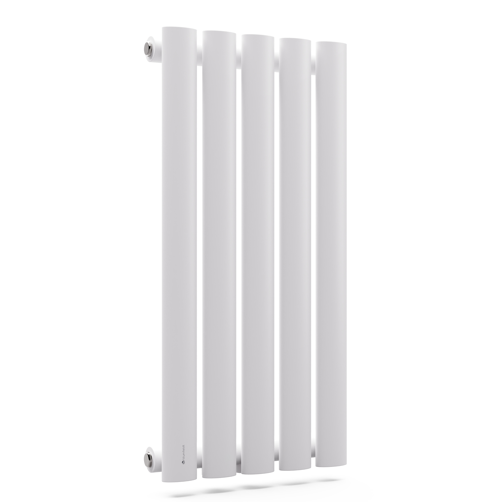 Un radiatore bianco con cinque tubi verticali. Sfondo bianco.