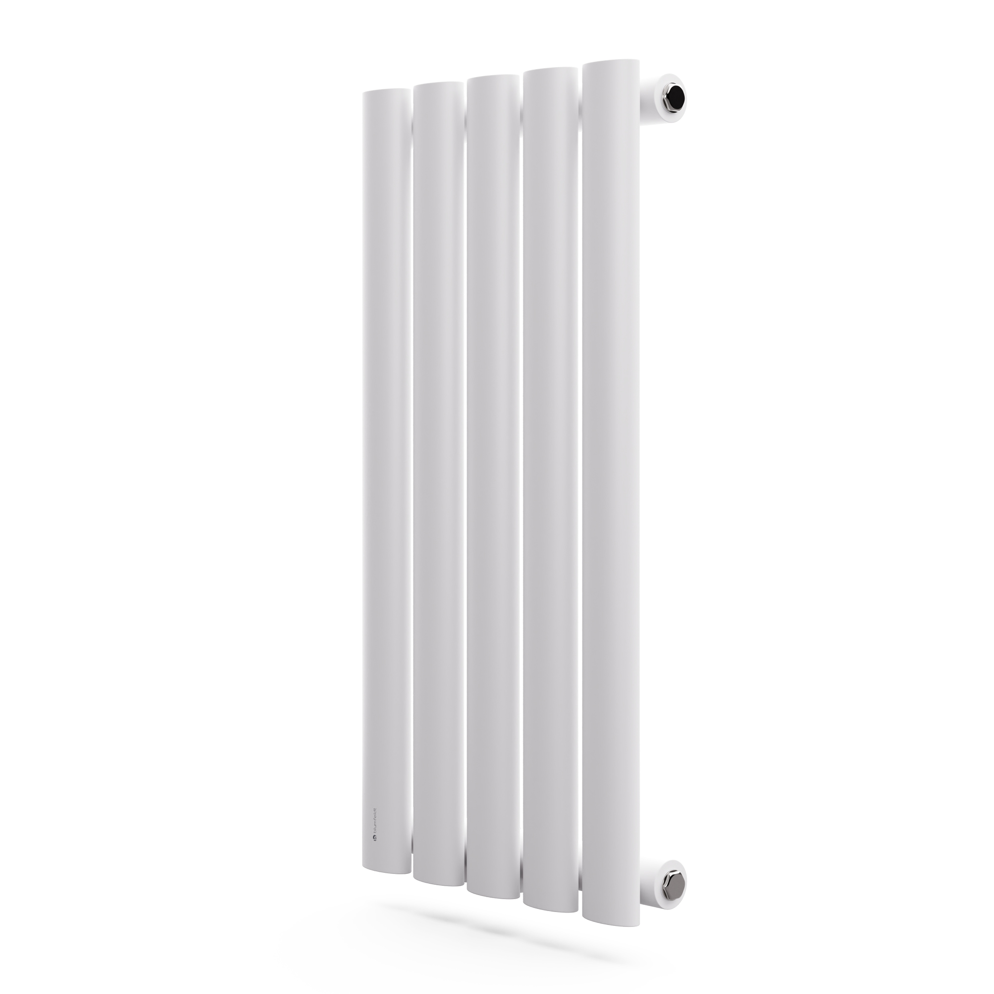 Un radiatore bianco con cinque tubi verticali. Sfondo bianco.
