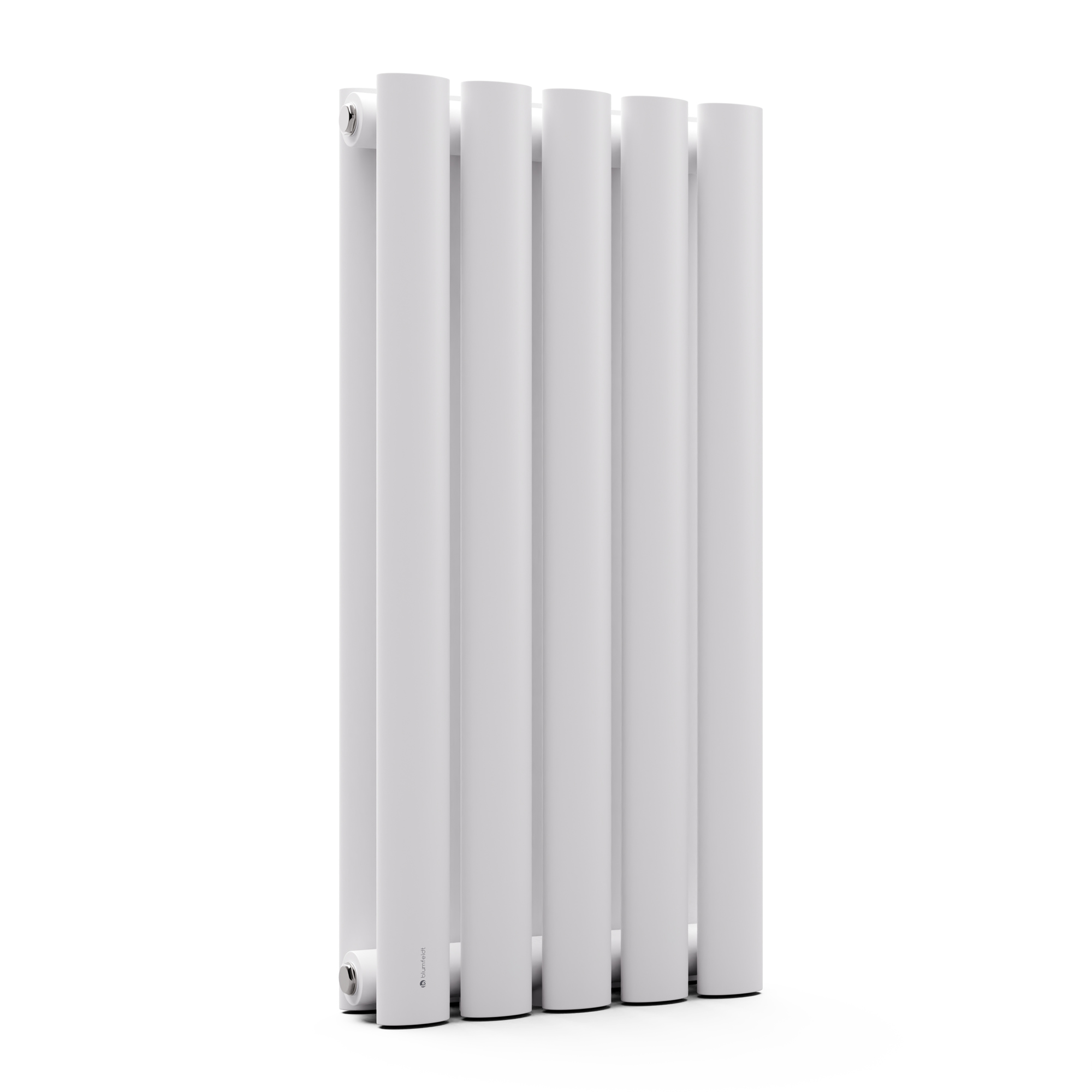 Un radiador vertical blanco con cinco tubos, aislado sobre un fondo blanco.