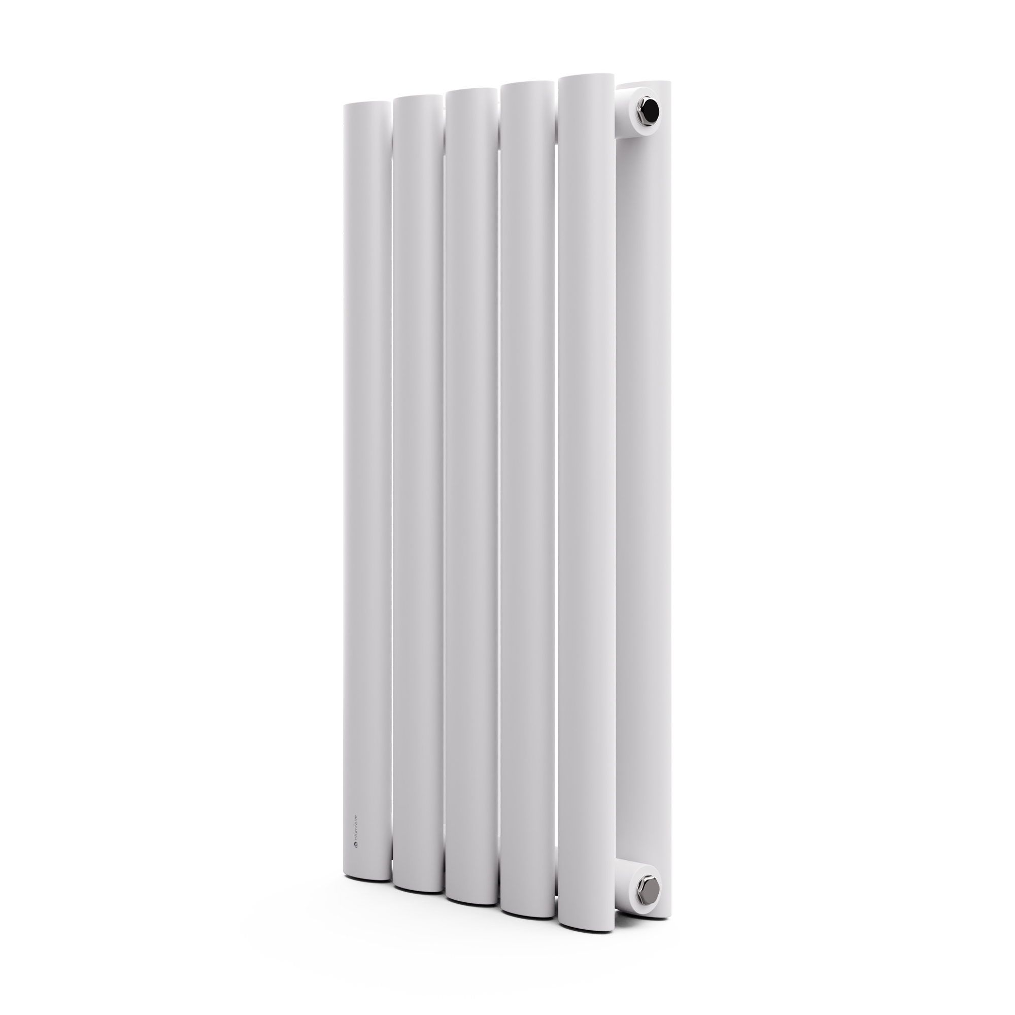 Un radiador vertical blanco con cinco columnas verticales, aislado sobre fondo blanco.