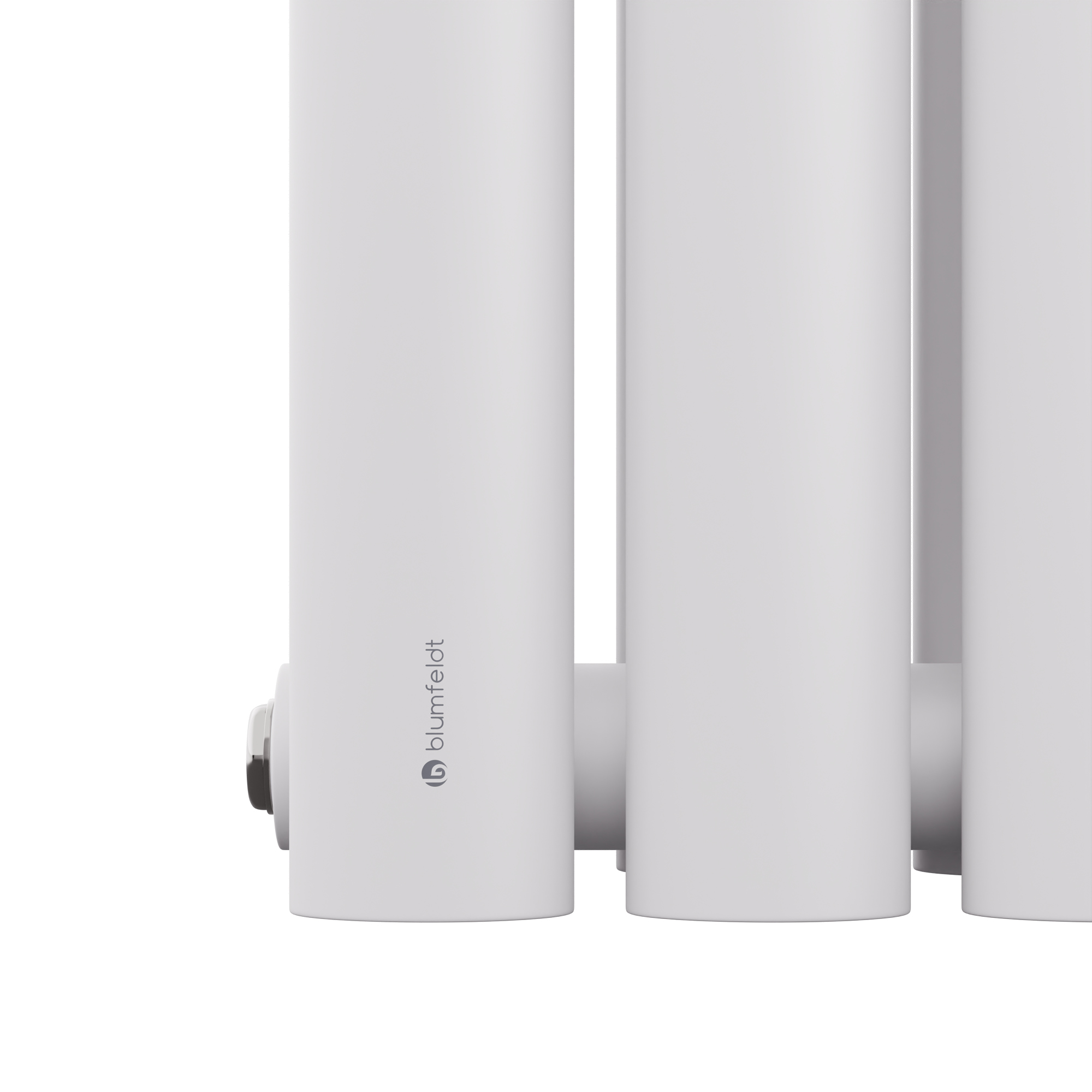 Primer plano de un radiador blanco. El logotipo de blumfeldt es visible en el lateral de una columna.
