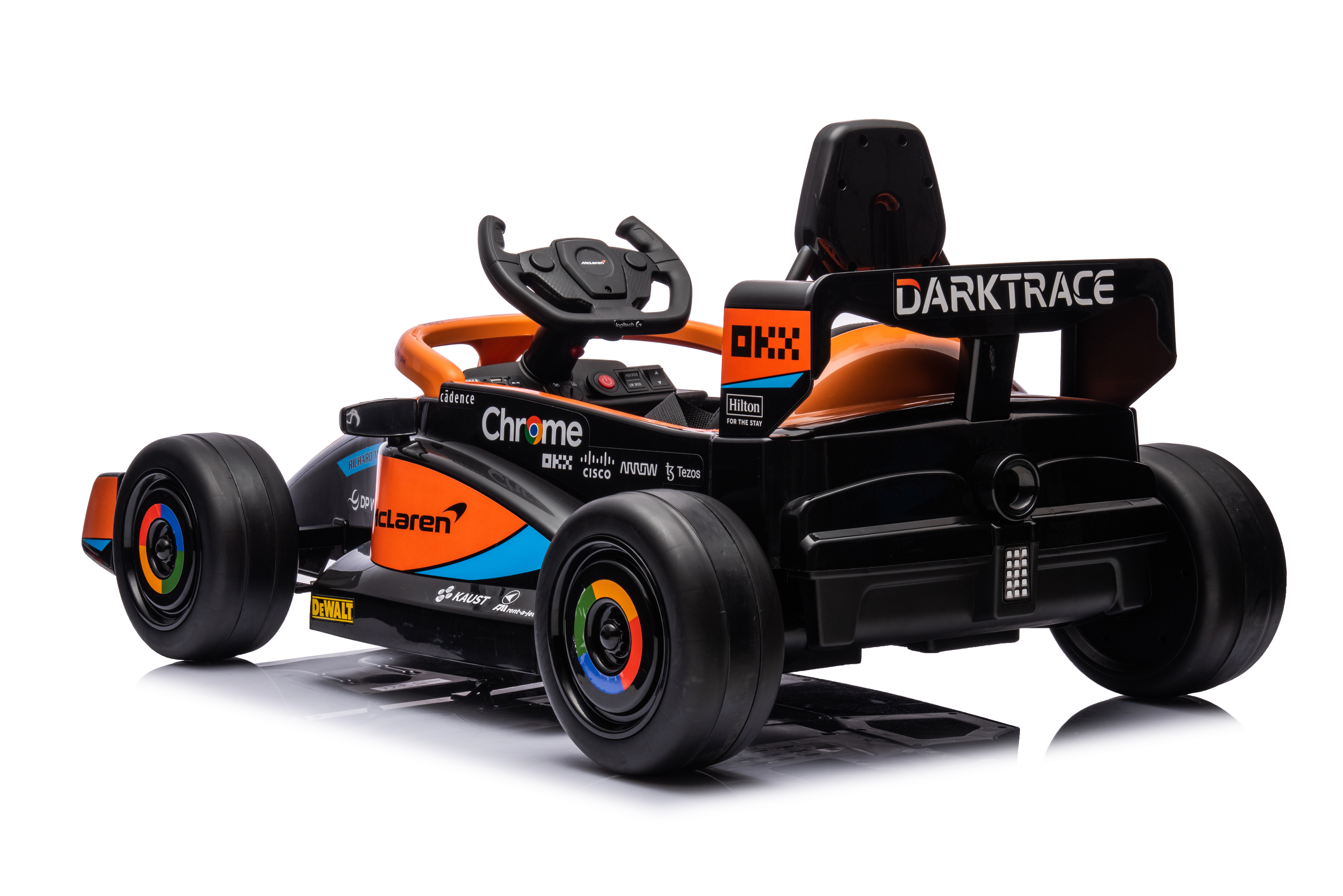 Macchina da corsa giocattolo vista da dietro. Colore arancione e nero con loghi sponsor e scritta 'DARKTRACE'.