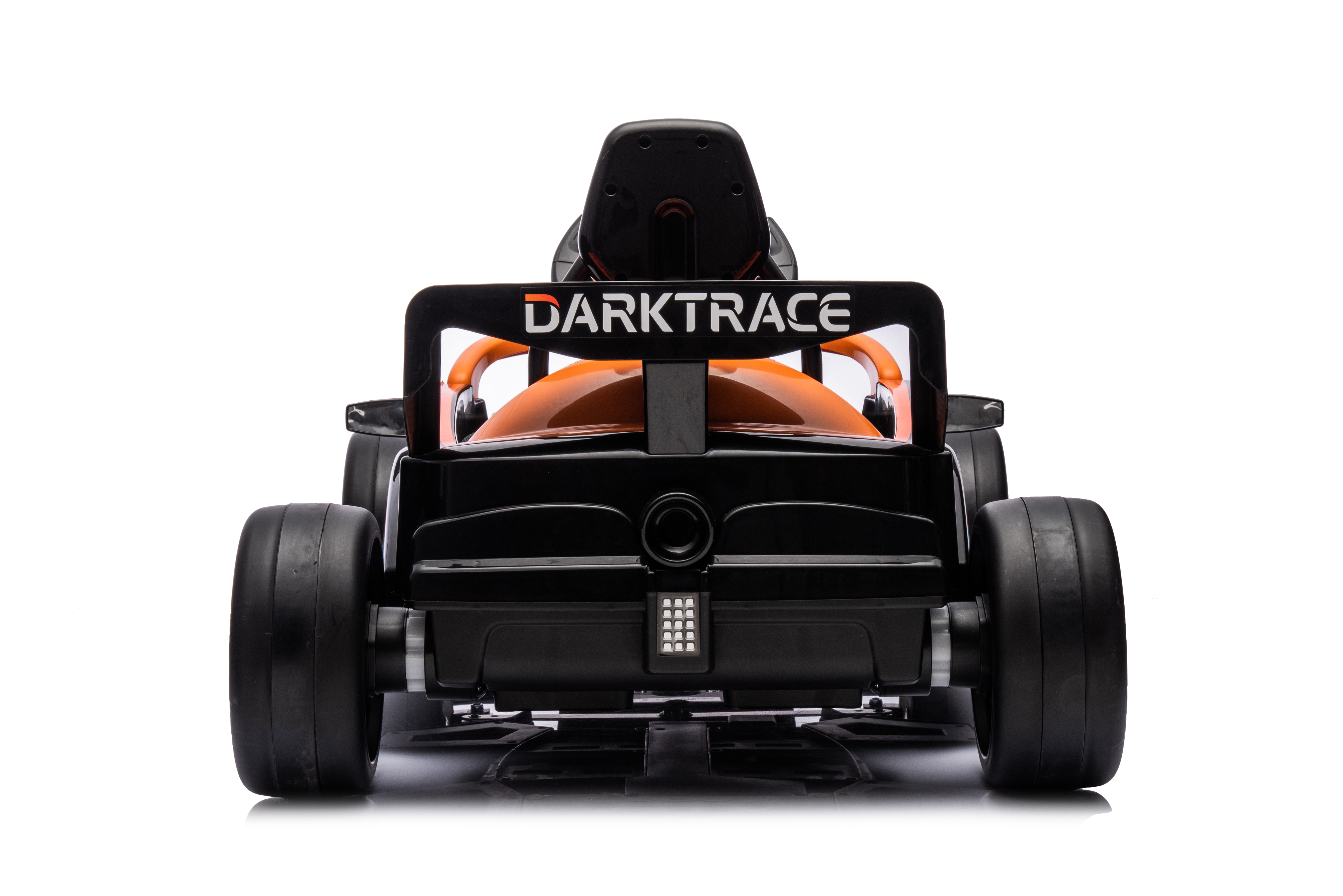 Auto da corsa giocattolo nero e arancione. DARKTRACE è scritto sul retro. Sfondo bianco.