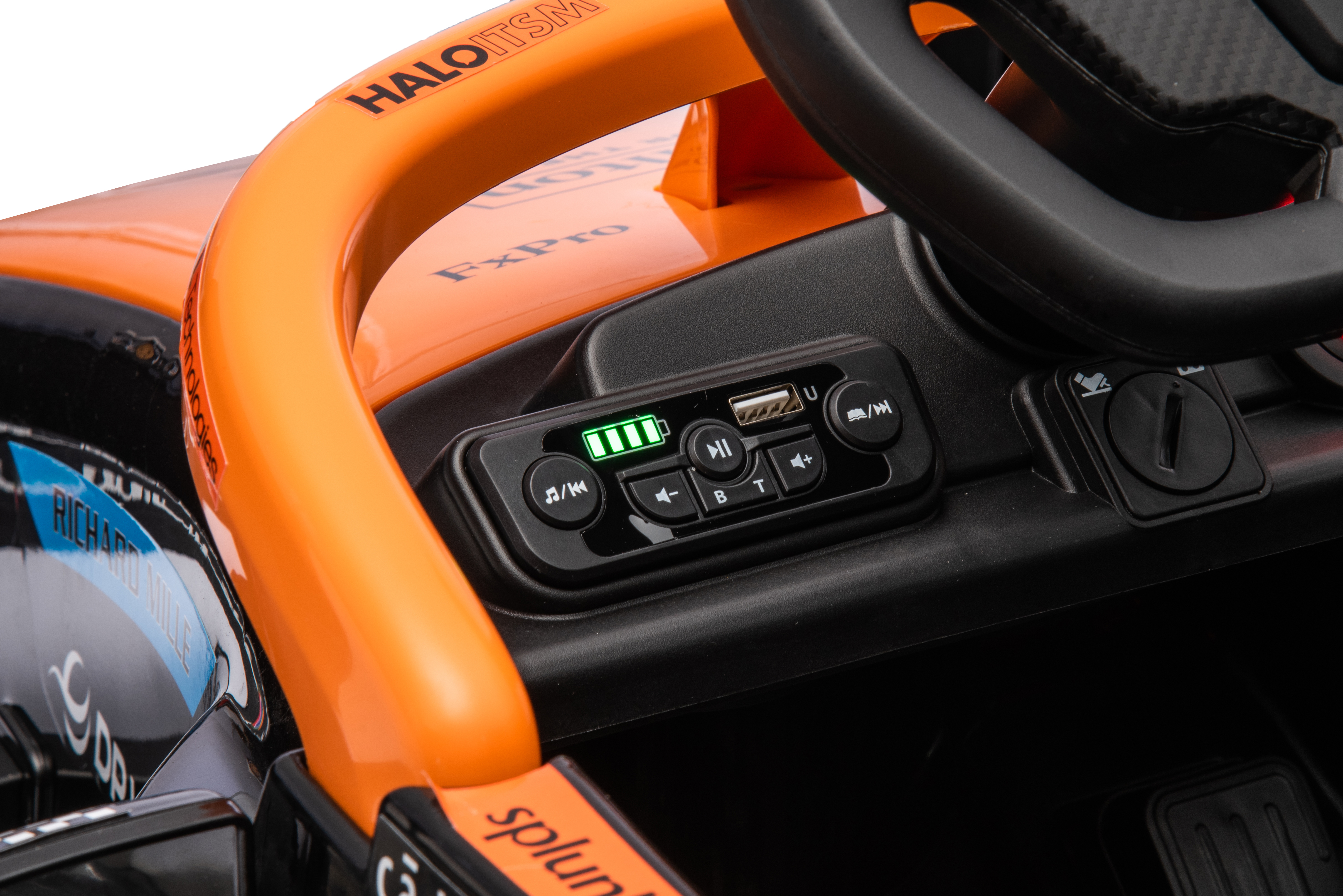 Primo piano degli interni di un'auto da corsa giocattolo. Cruscotto con pulsanti, porta USB e indicatore batteria.