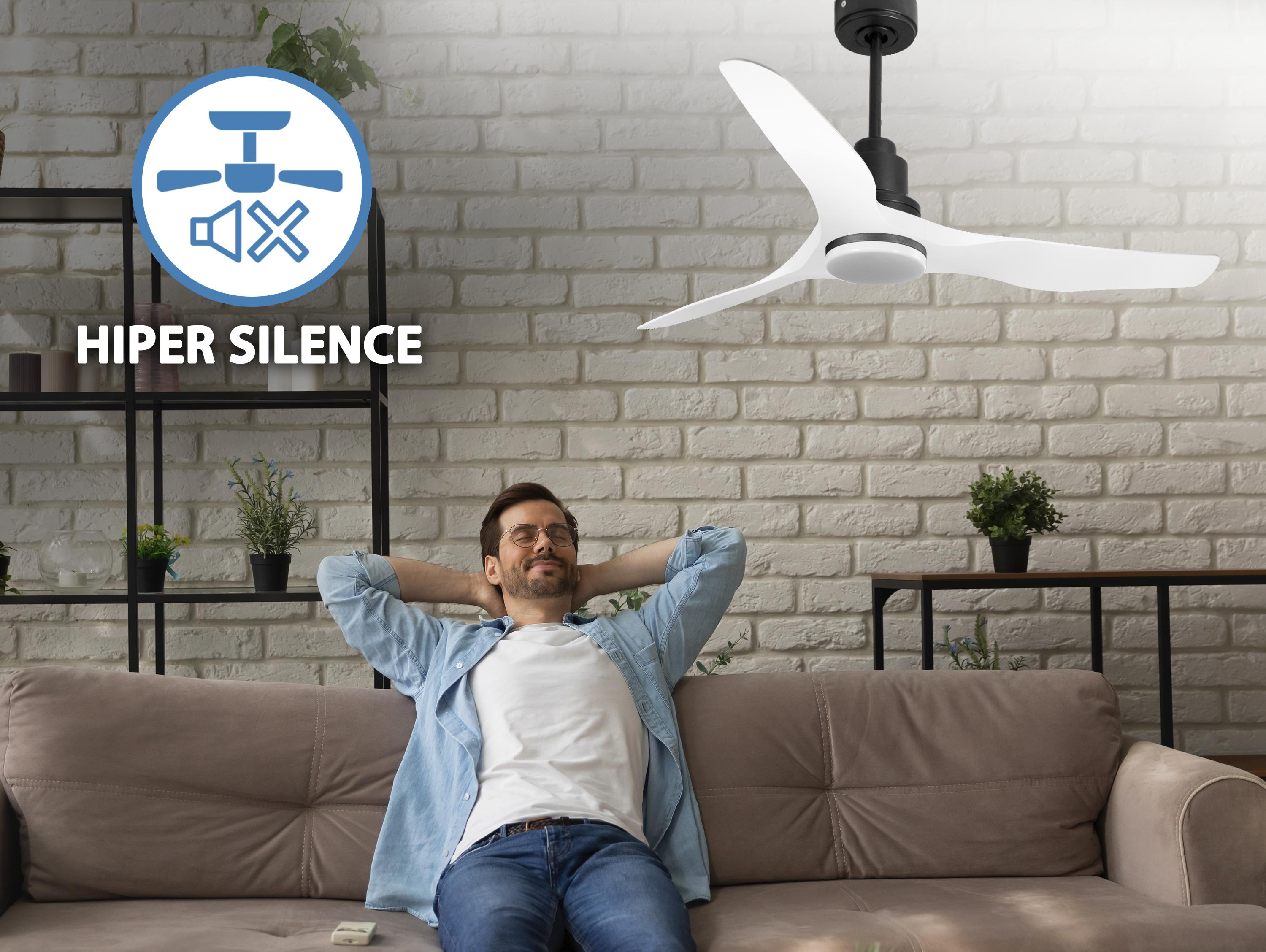 Hombre relajándose en el sofá bajo un ventilador de techo, texto 'Hiper Silence'.