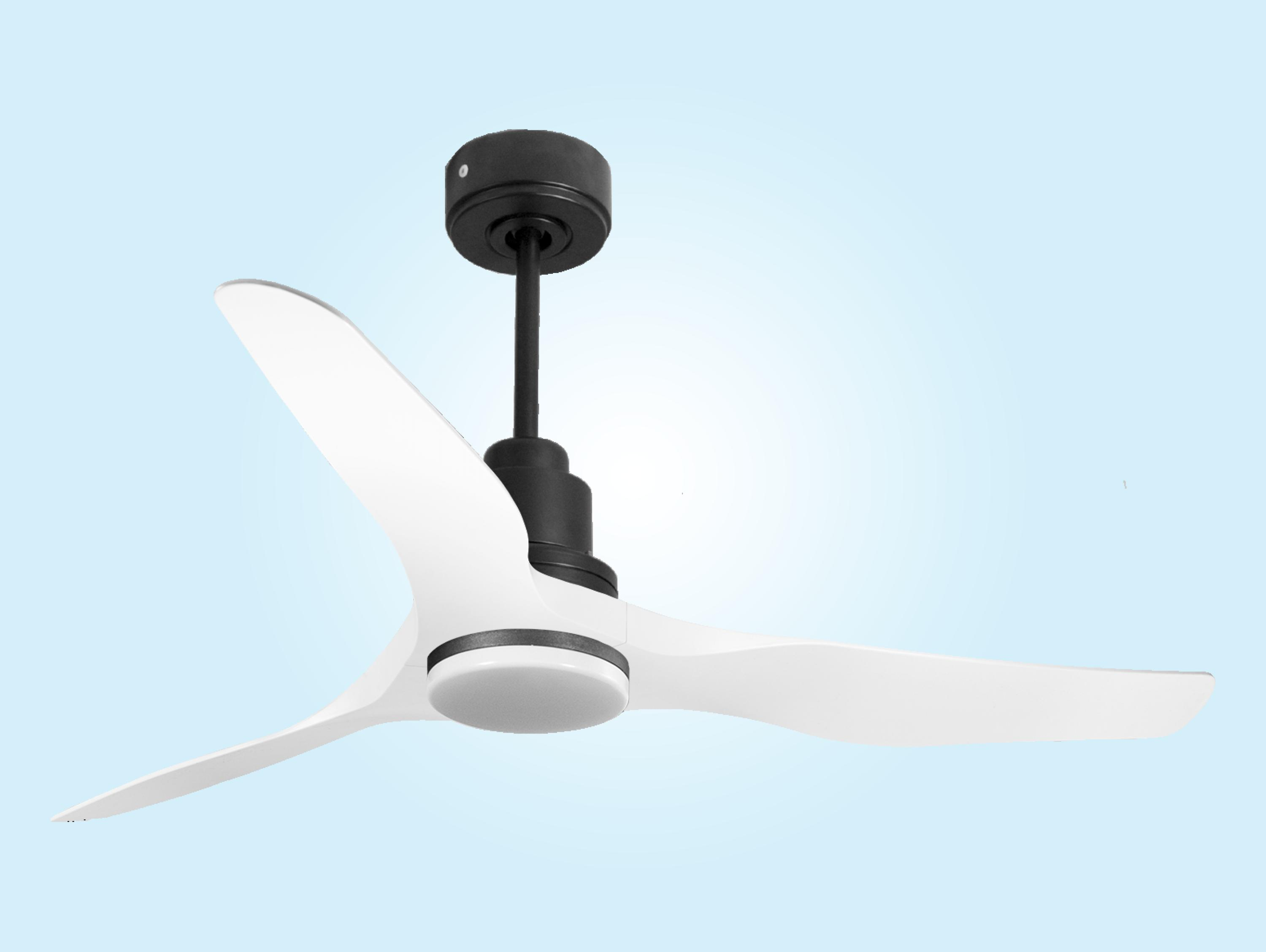Ventilador de techo blanco con detalles negros, fondo azul claro.