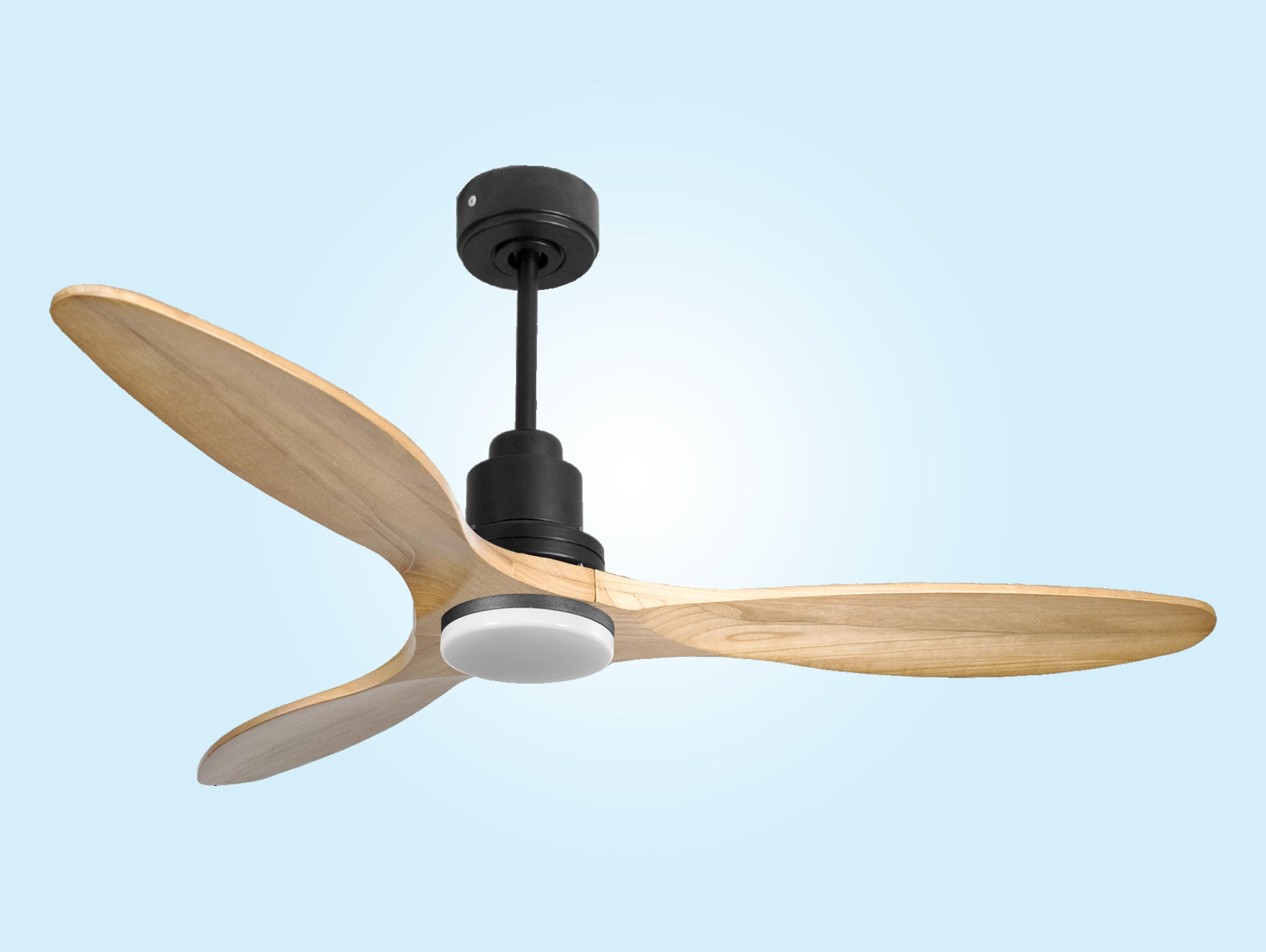 Ventilador de techo con aspas de madera, motor negro y fondo azul.