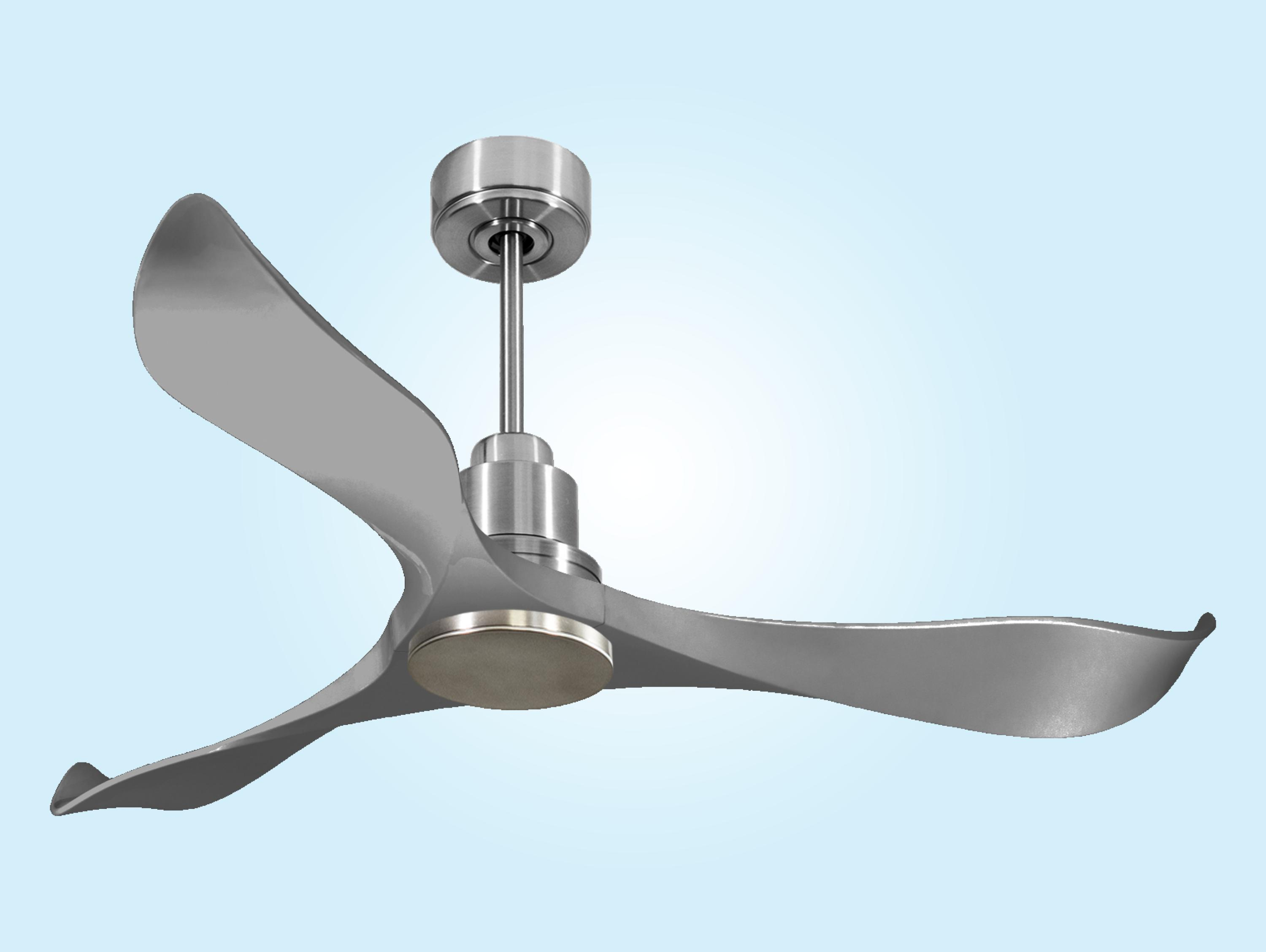 Primer plano de un ventilador de techo con motor plateado y aspas grises.