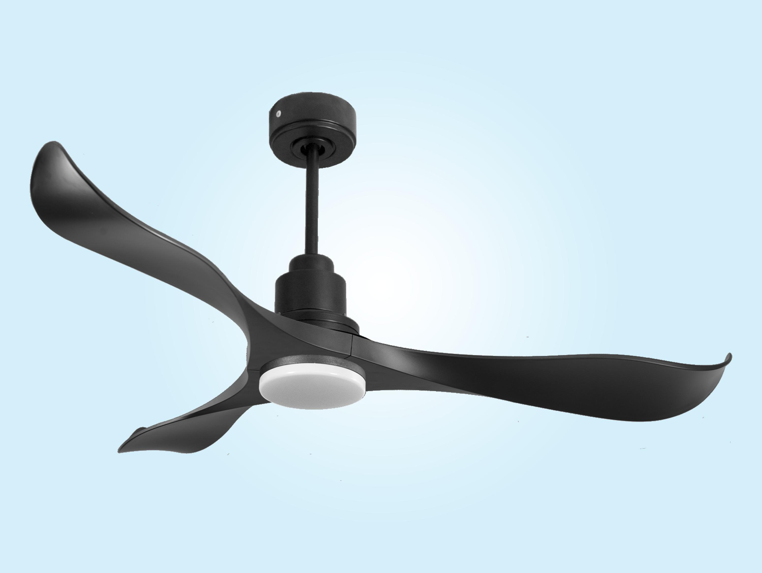 Ventilador de techo negro con luz en el centro, sobre fondo azul claro.