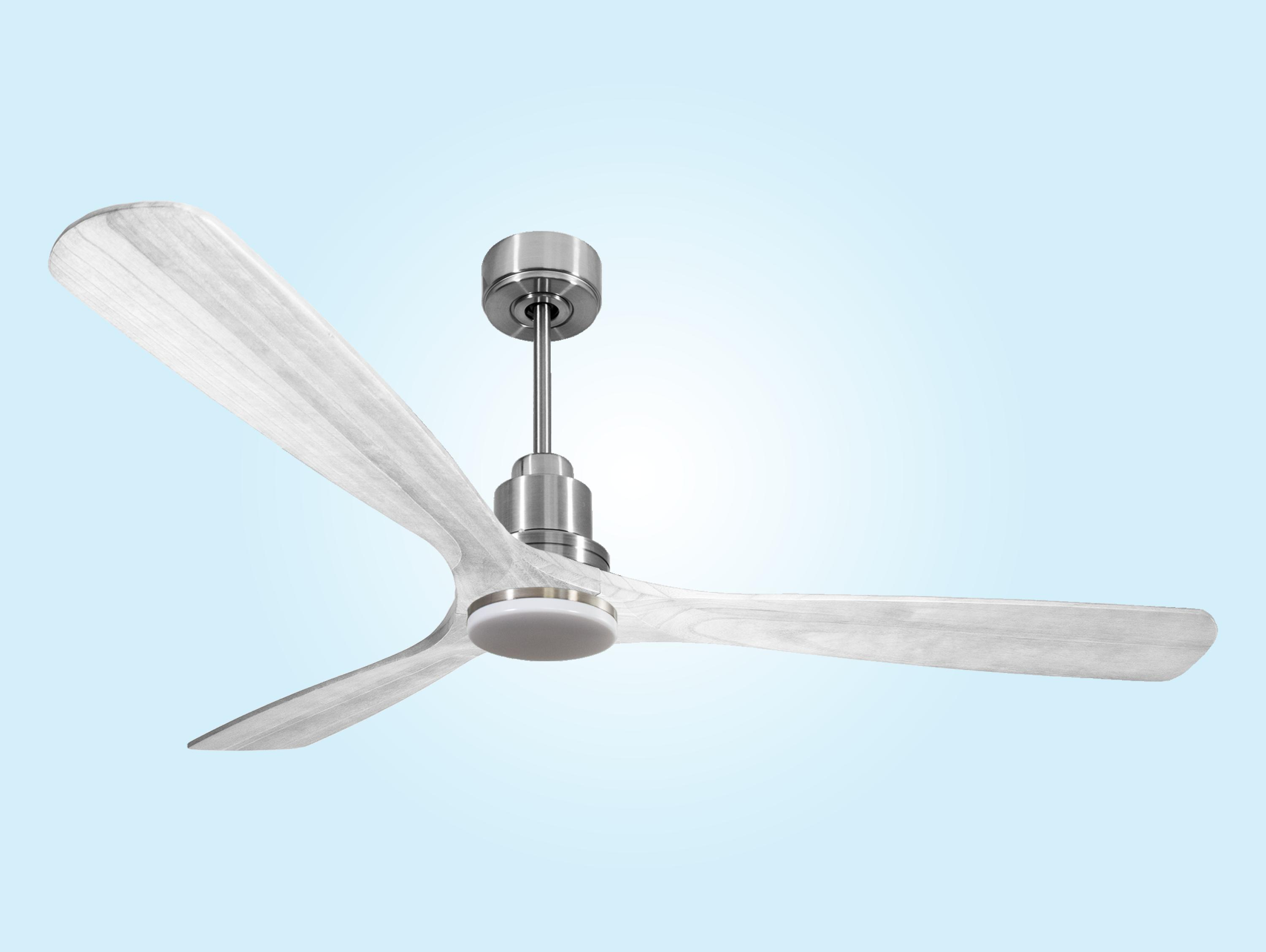 Ventilador de techo de tres aspas, acabado plateado, sobre fondo azul claro.