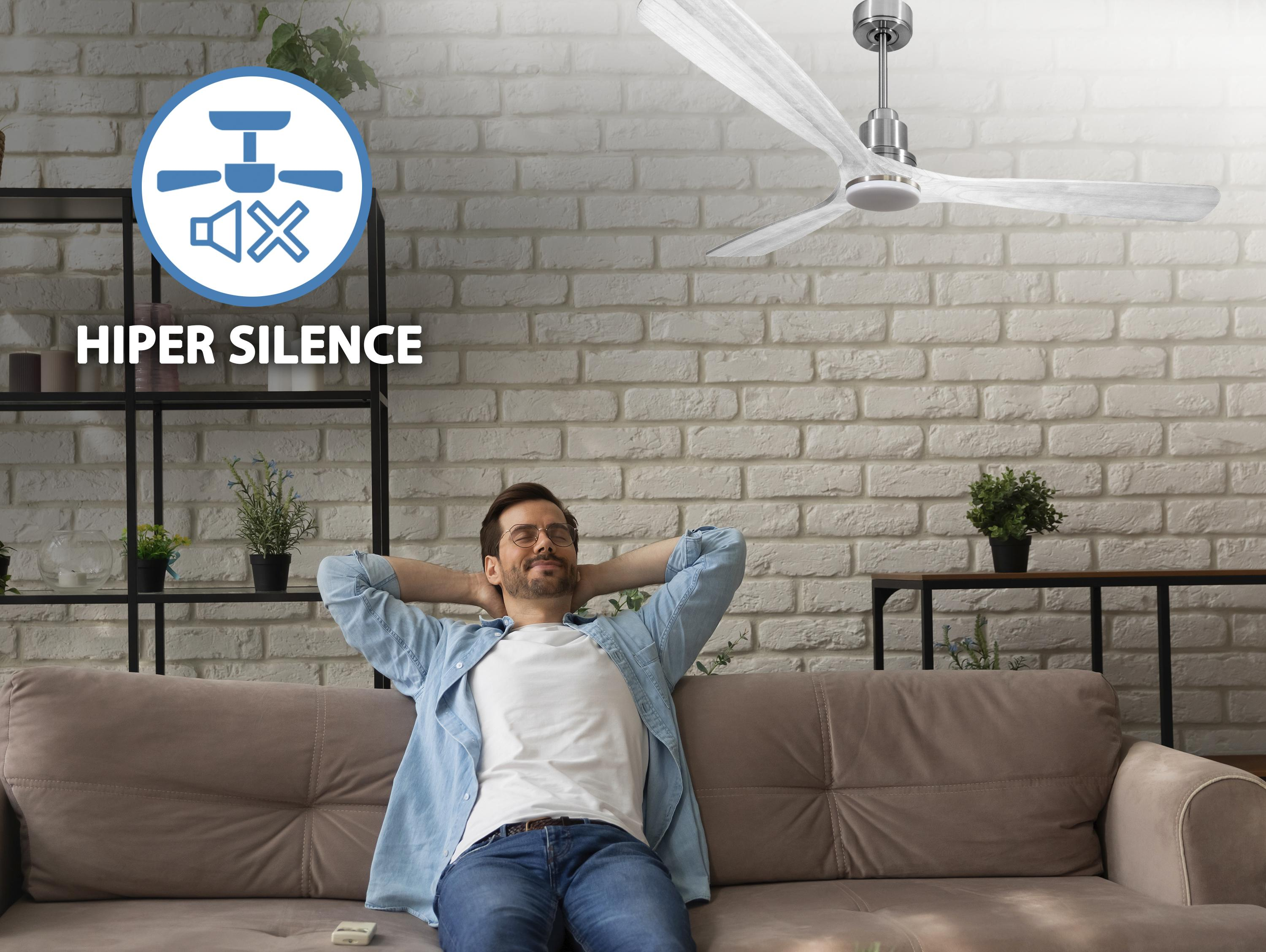 Hombre relajándose en sofá bajo ventilador silencioso, con texto 'HIPER SILENCE'.