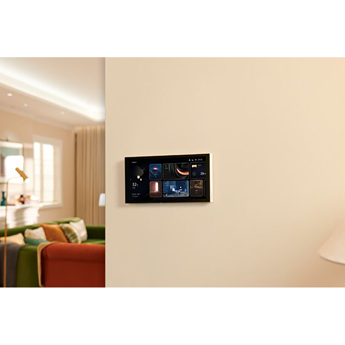 Wyświetlacz inteligentnego domu na ścianie, pokazujący interfejsy aplikacji, z tłem salonu.