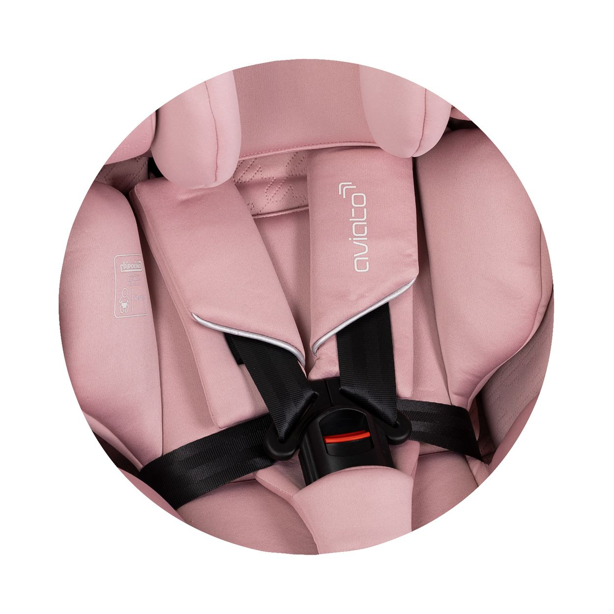 Nahaufnahme eines rosa Autositzes für Babys mit schwarzen Gurten und roter Schnalle. Der Sitz hat den Markennamen 'aviatco'.
