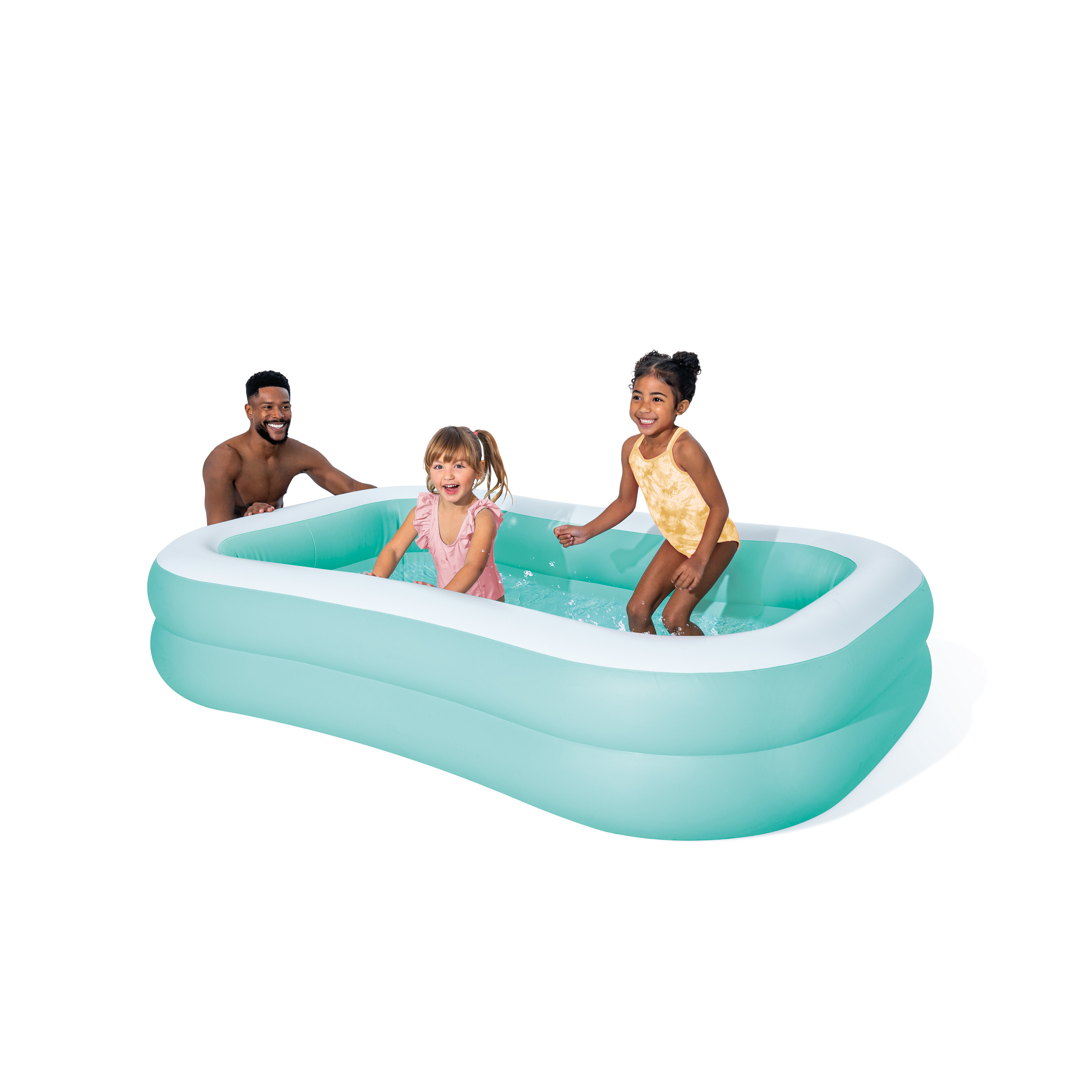 Menschen in einem hellblauen, aufblasbaren Pool. Ein Mann und zwei Mädchen im Pool, spritzen Wasser, weißer Hintergrund.