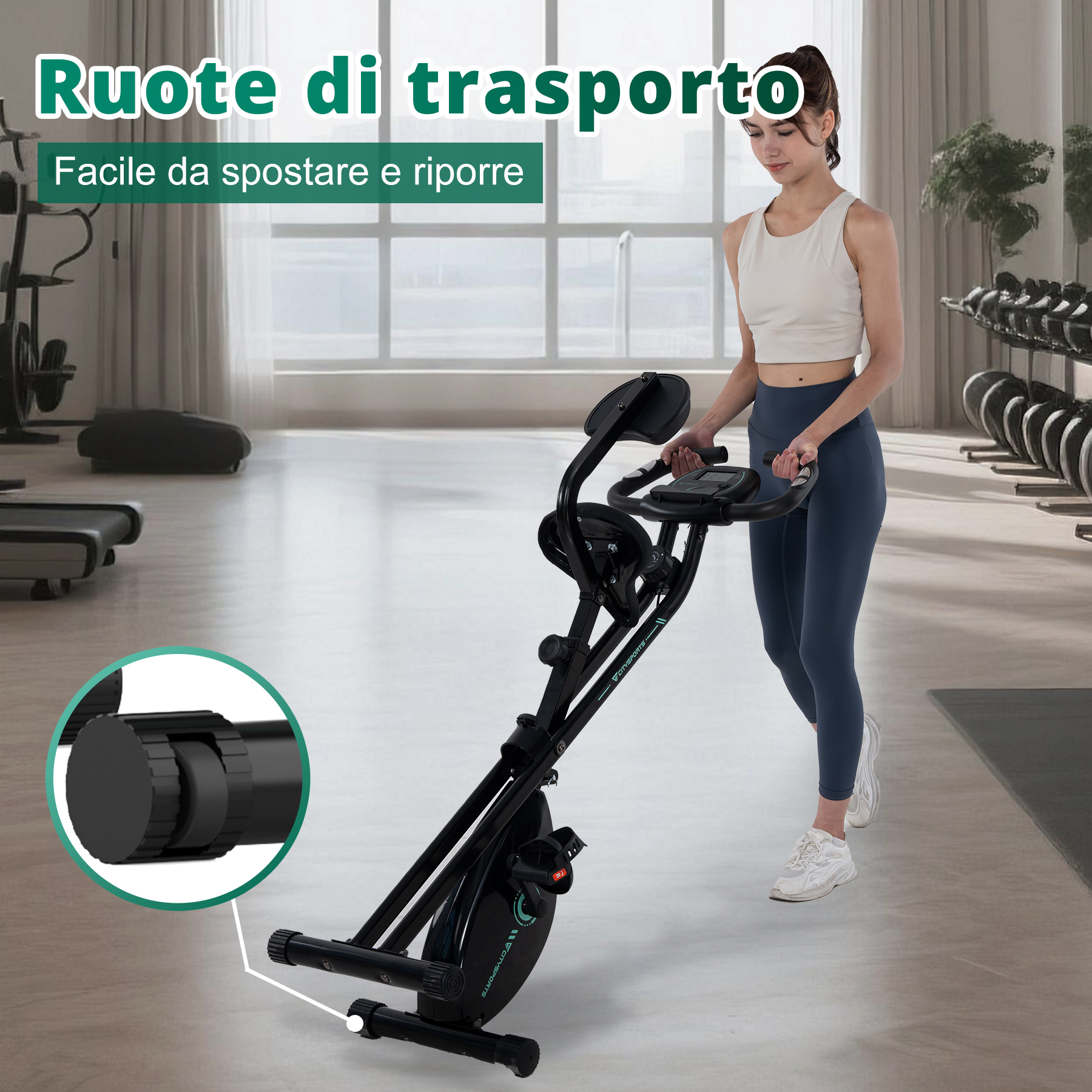Donna in palestra sposta una cyclette con ruote di trasporto. Lo sfondo include attrezzature da palestra e uno specchio.