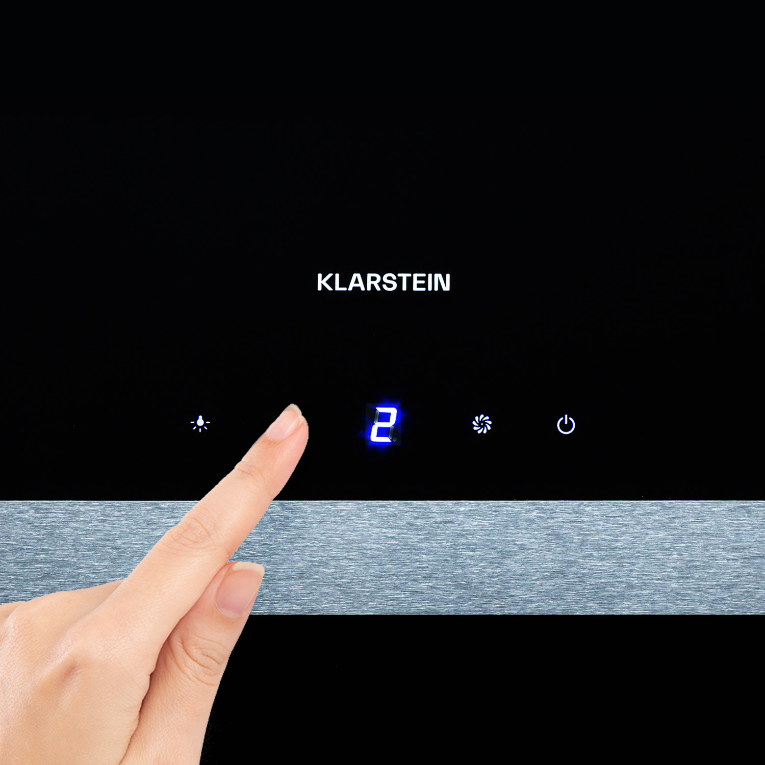 Dedo presionando un botón de campana Klarstein. Pantalla digital azul, nombre de la marca arriba.