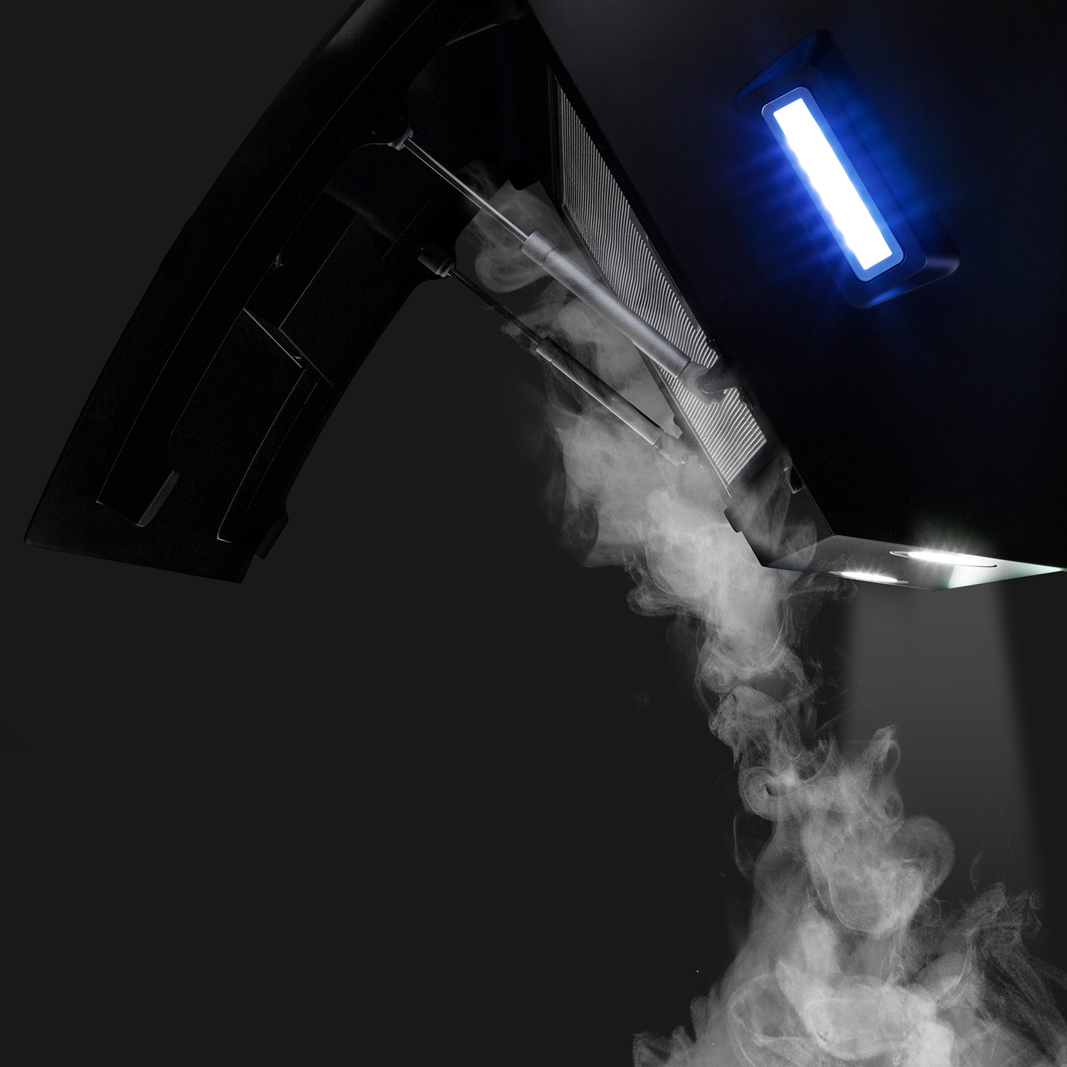 Campana extractora negra con vapor saliendo. Fondo negro y luz azul.