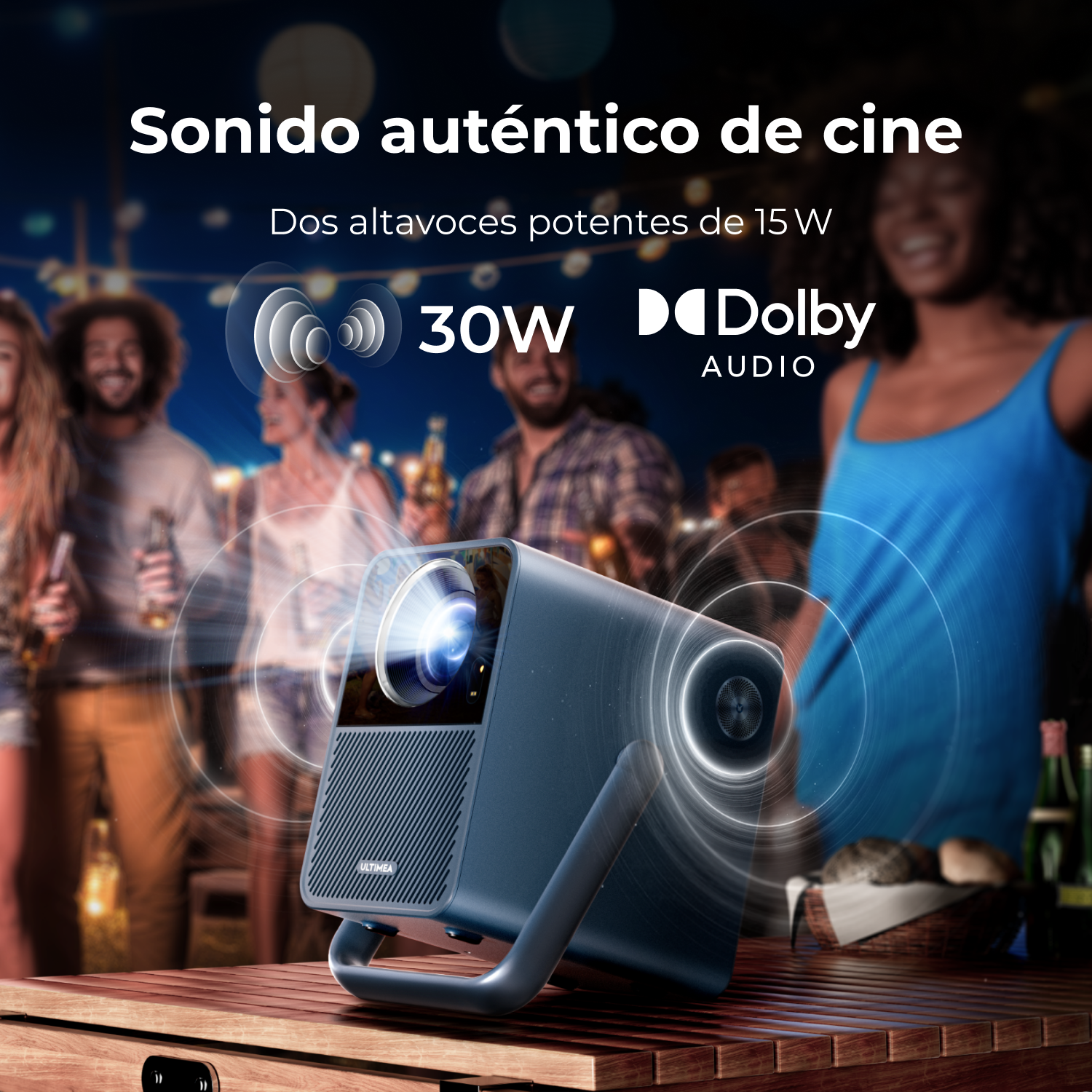 Un proyector proyecta luz hacia un grupo de personas celebrando. Incluye Dolby Audio y descripción de 30W.