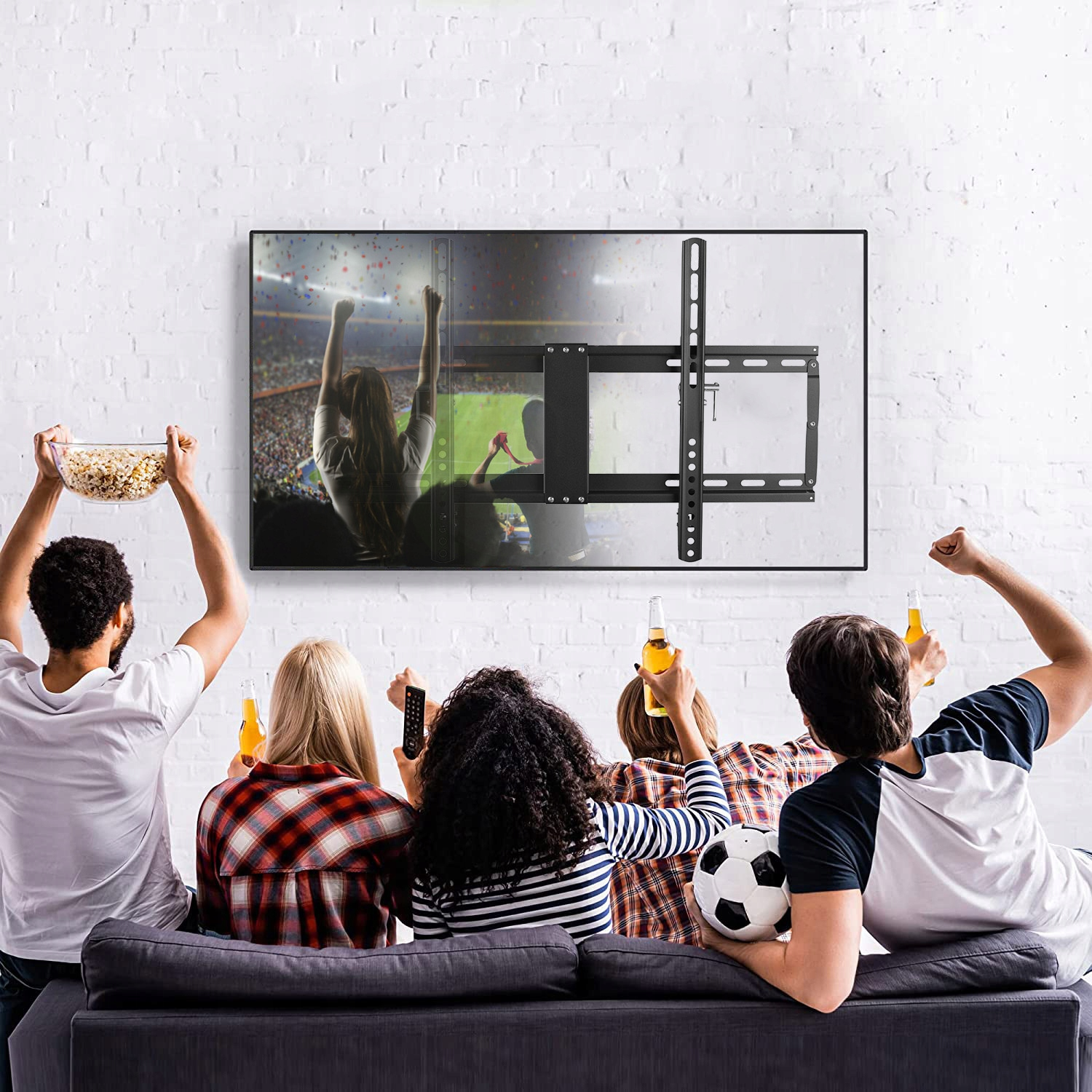 Ludzie oglądają TV, trzymają popcorn, piwo i piłkę nożną.