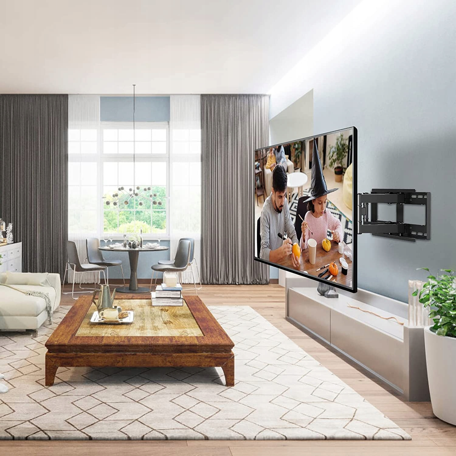 Salon z telewizorem zamontowanym na ścianie. Telewizor pokazujący rodzinę. Telewizor jest zamontowany na czarnym uchwycie ściennym.