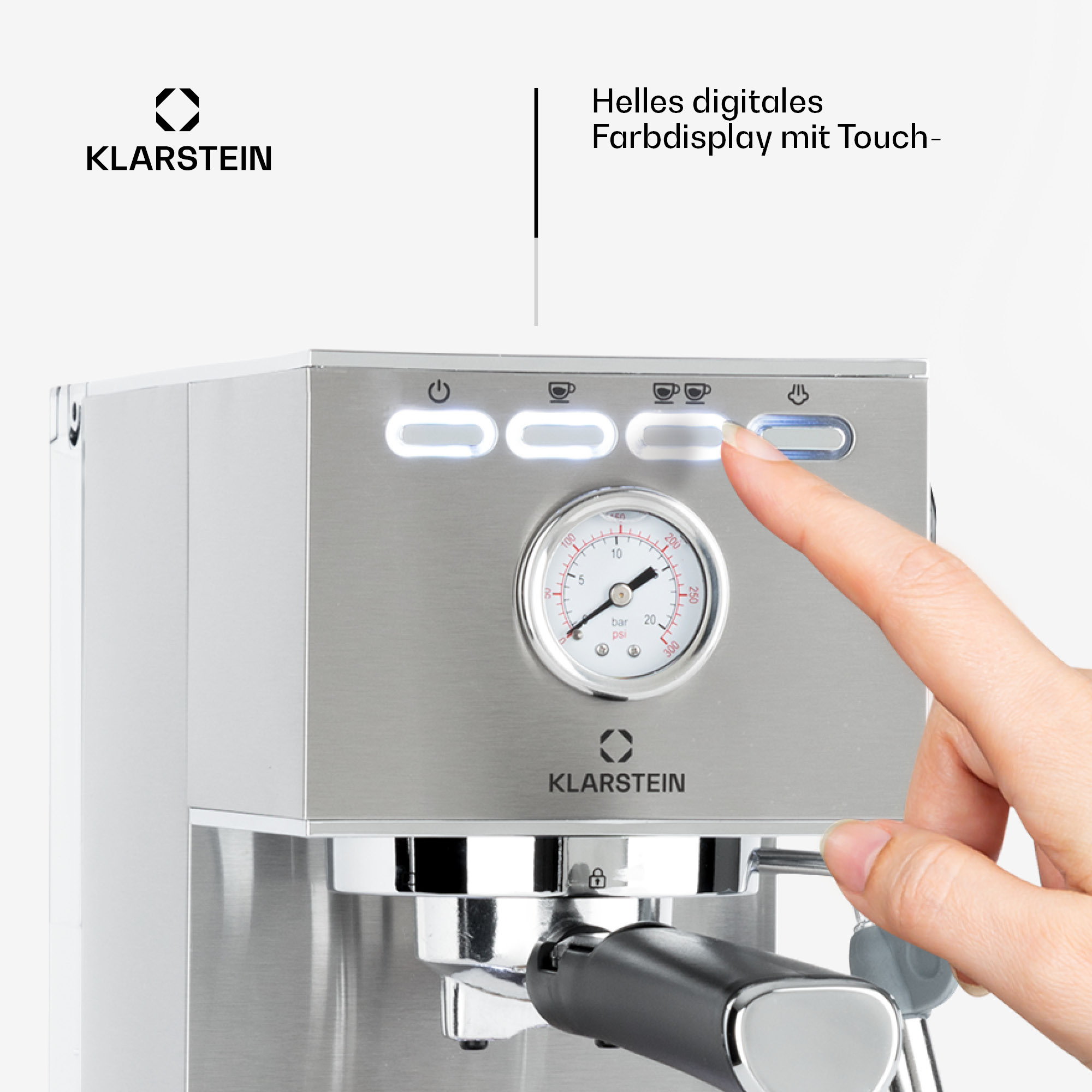 Máquina de espresso plateada con una mano pulsando un botón. Se ve un medidor y el logo de Klarstein.