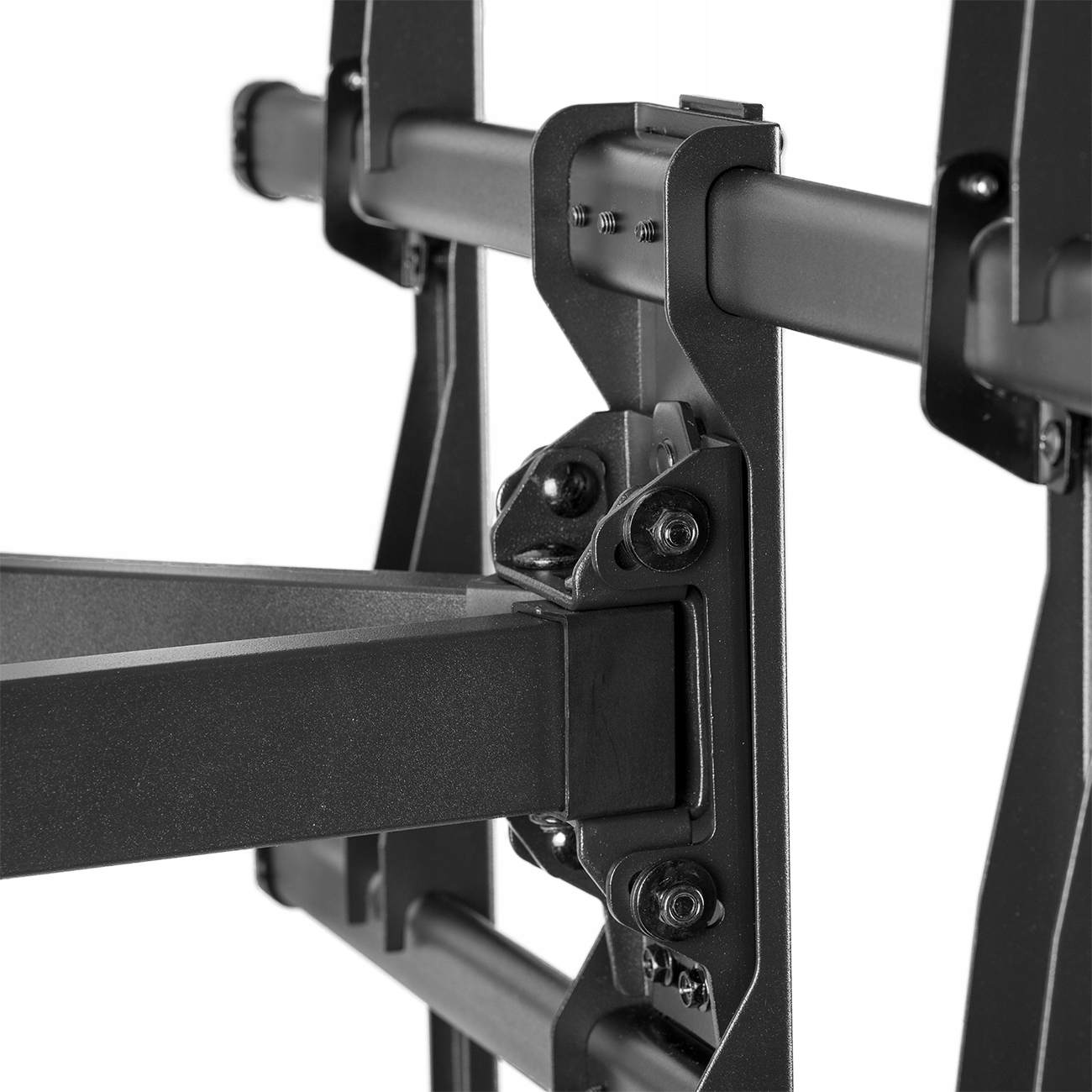 Zbliżenie czarnego uchwytu ściennego do telewizora ze śrubami, pokazujące mechanizm.