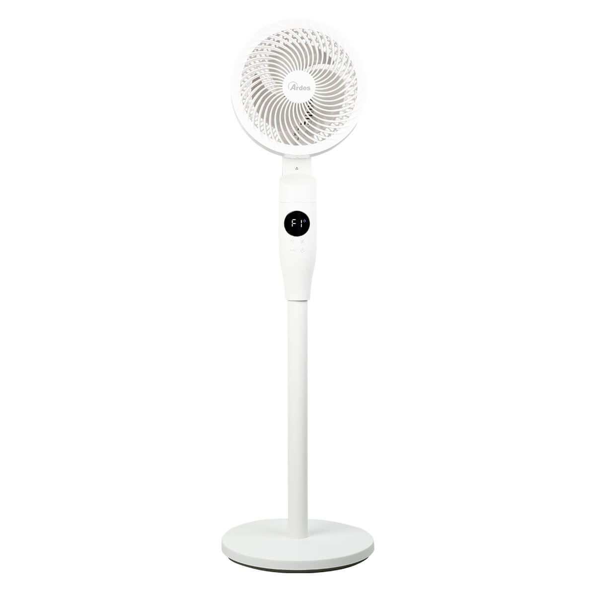 Ein weißer Standventilator. Er hat einen runden Kopf mit dem Markennamen Midea. Der Sockel ist kreisförmig.