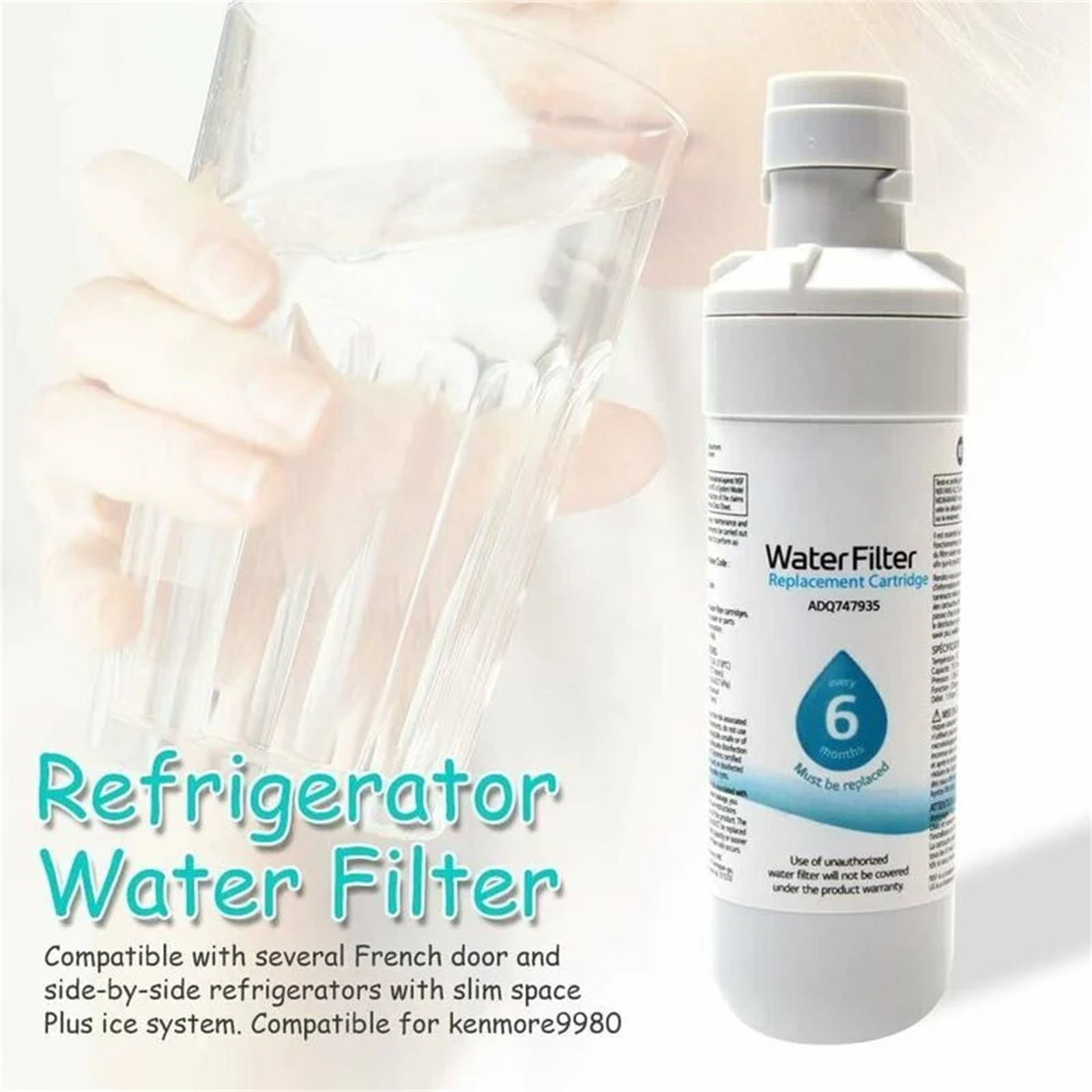 Eine Wasserfilterkartusche neben einem Glas Wasser. Text: Kühlschrank-Wasserfilter. Kompatibel mit French Door.