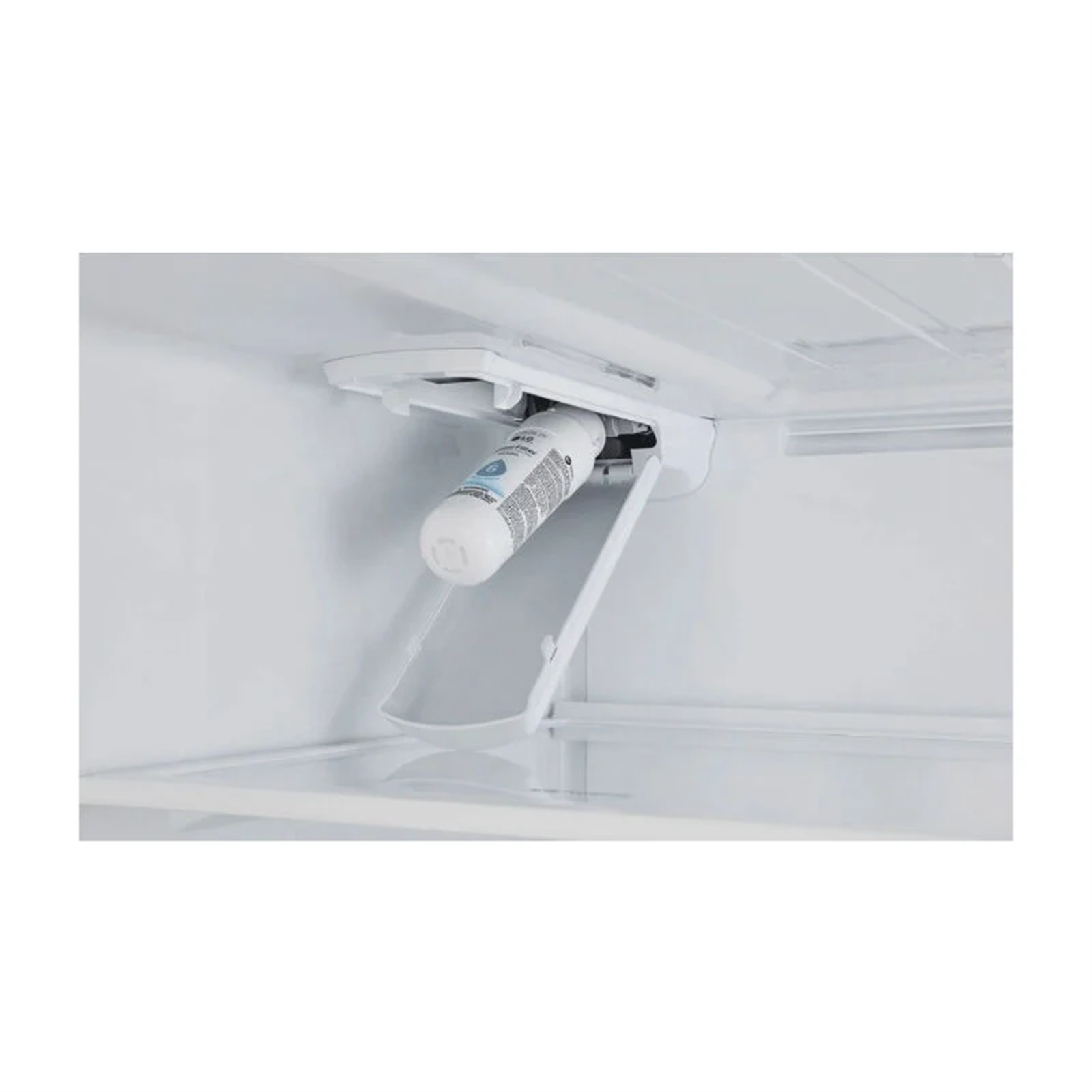 Ein Kühlschrank-Wasserfilter ist im Kühlschrank installiert, mit einem weißen Filter.