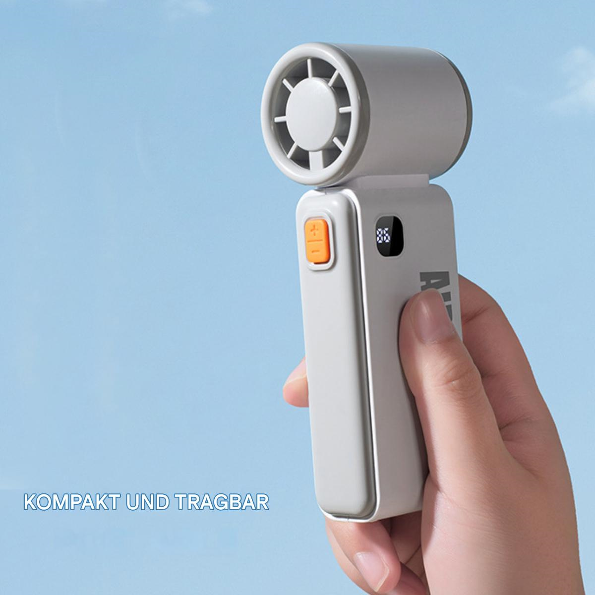 Handventilator, weiß und grau, mit orangefarbener Taste, vor blauem Himmel gehalten.