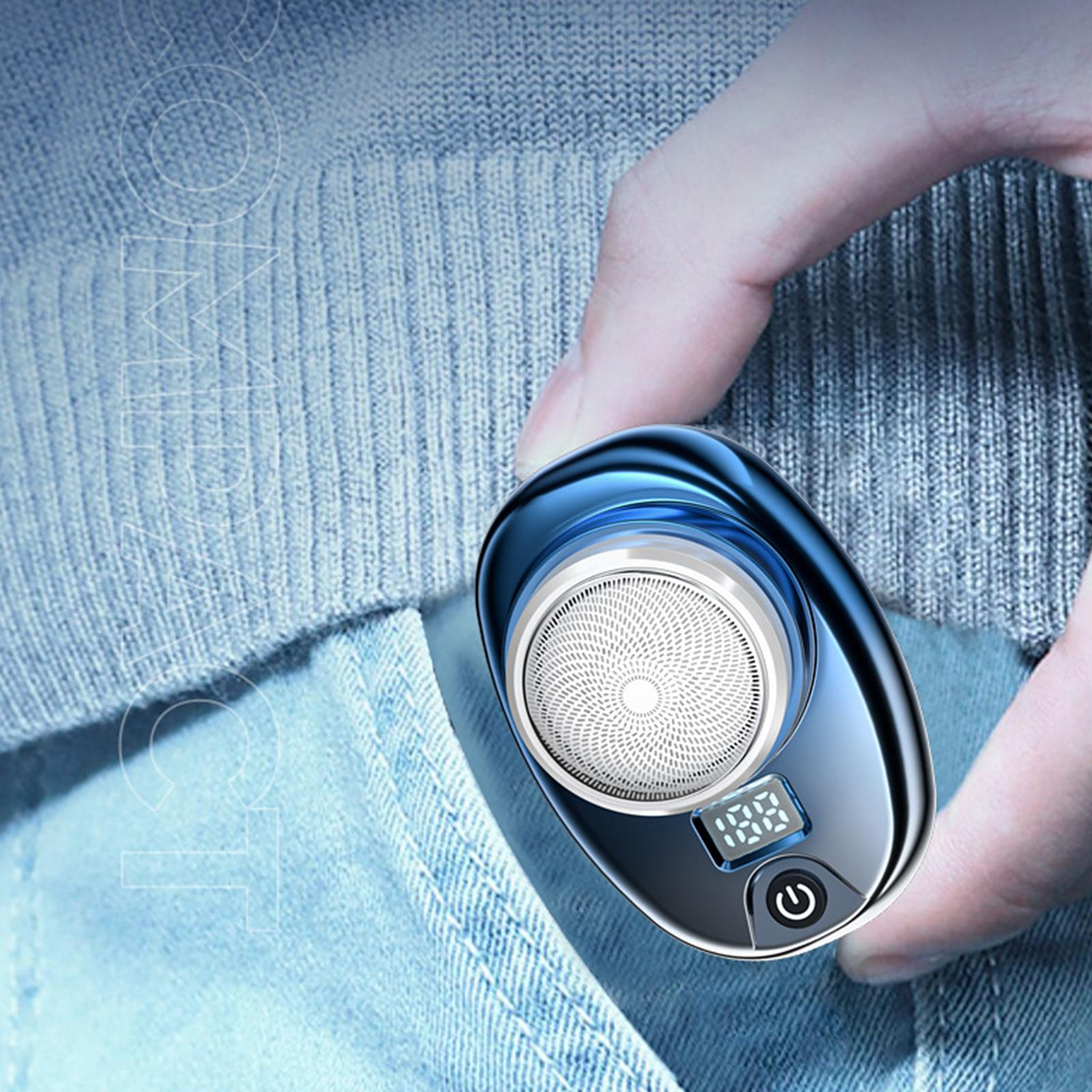 Ein blauer Rasierer in der Hand. Der Rasierer hat ein digitales Display und einen Ein-/Ausschalter.