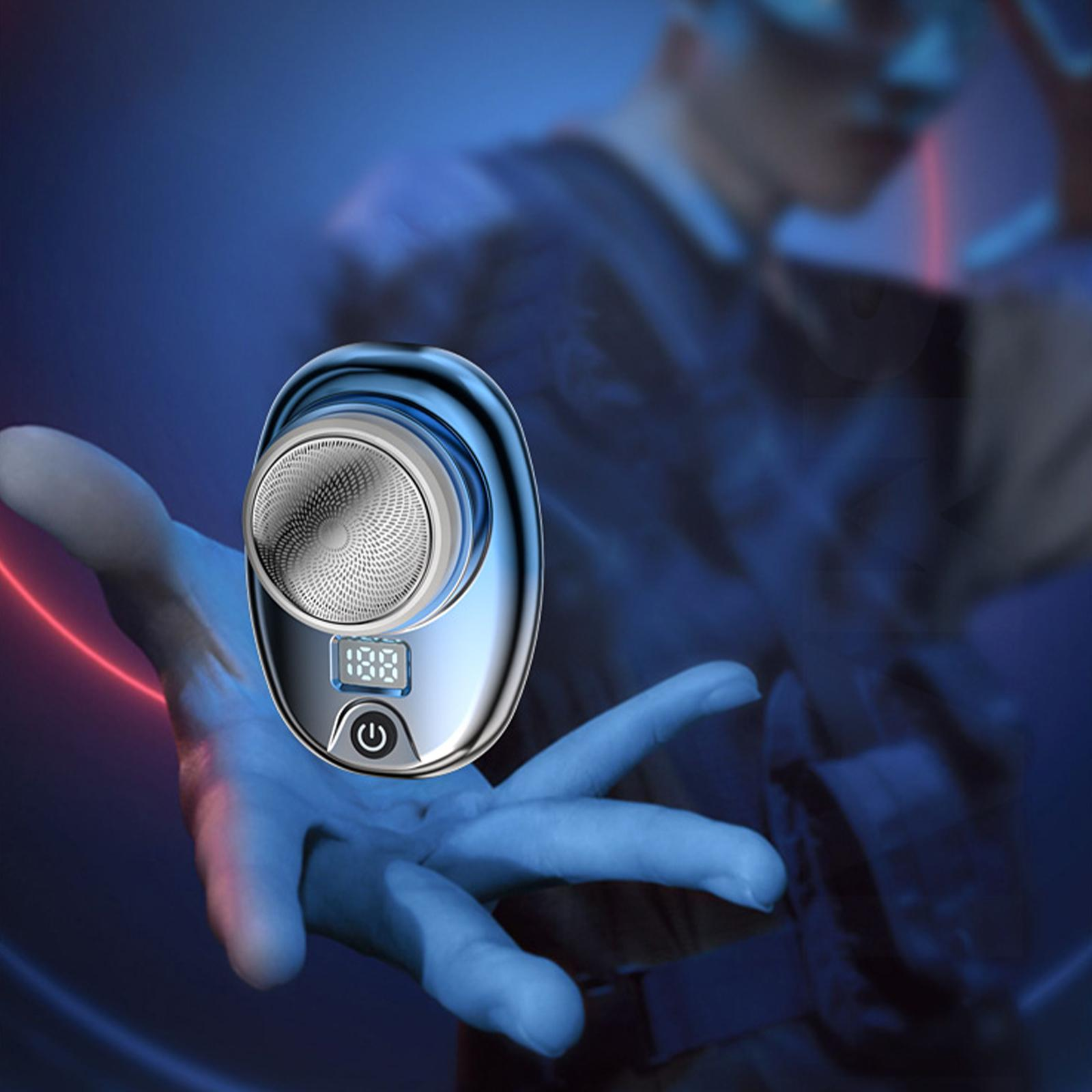 Hand hält einen blau-silbernen Elektrorasierer. Eine Person ist im Hintergrund unscharf.