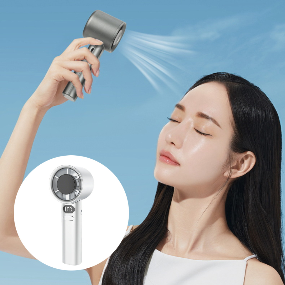 Eine Frau benutzt einen Handventilator an einem sonnigen Tag. Der Ventilator sprüht Nebel.