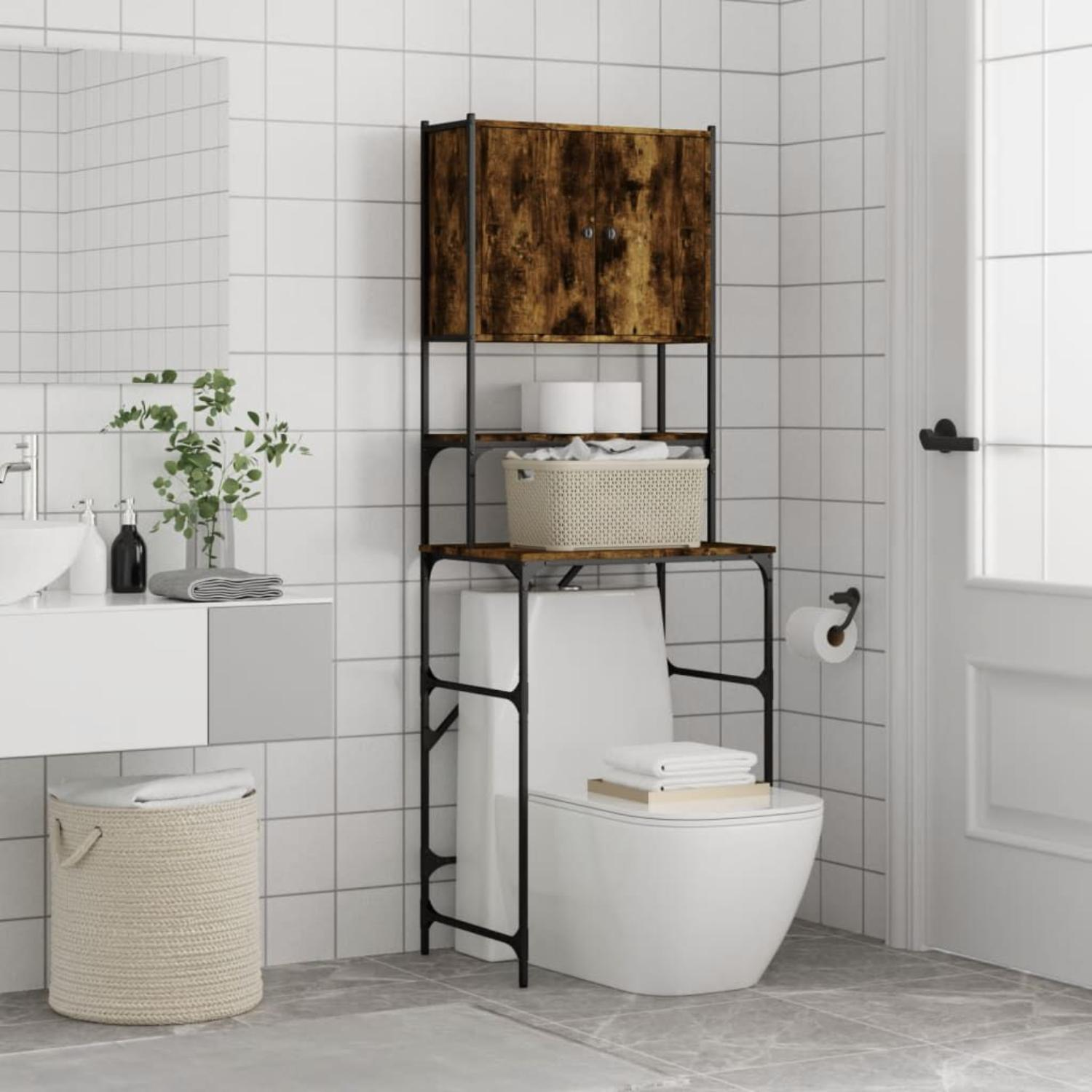 Ein Badezimmer mit Toilette, Regalen und einem Korb. Eine Pflanze und Handtücher sind ebenfalls vorhanden.