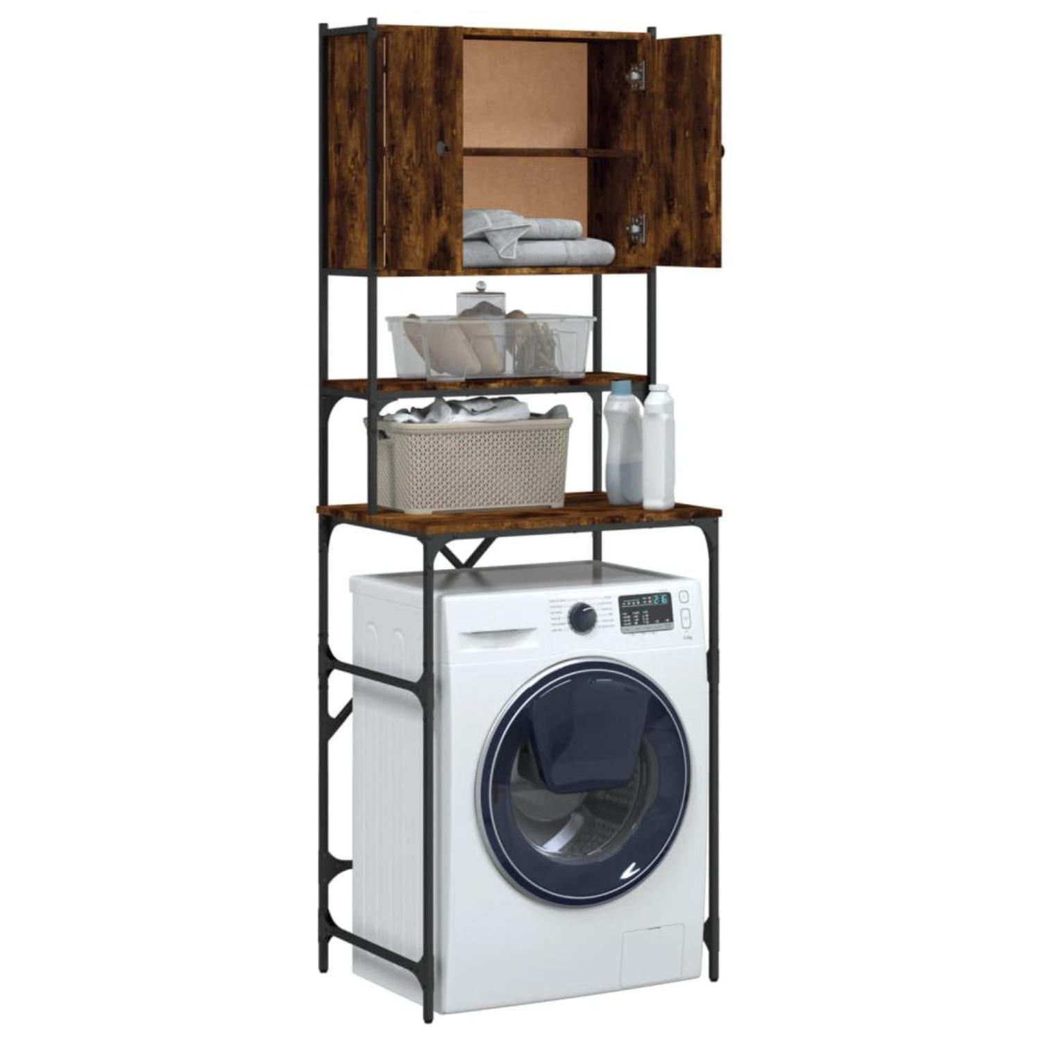 Ein Wäschezentrum mit Waschmaschine, Regalen mit Körben und einem Oberschrank.