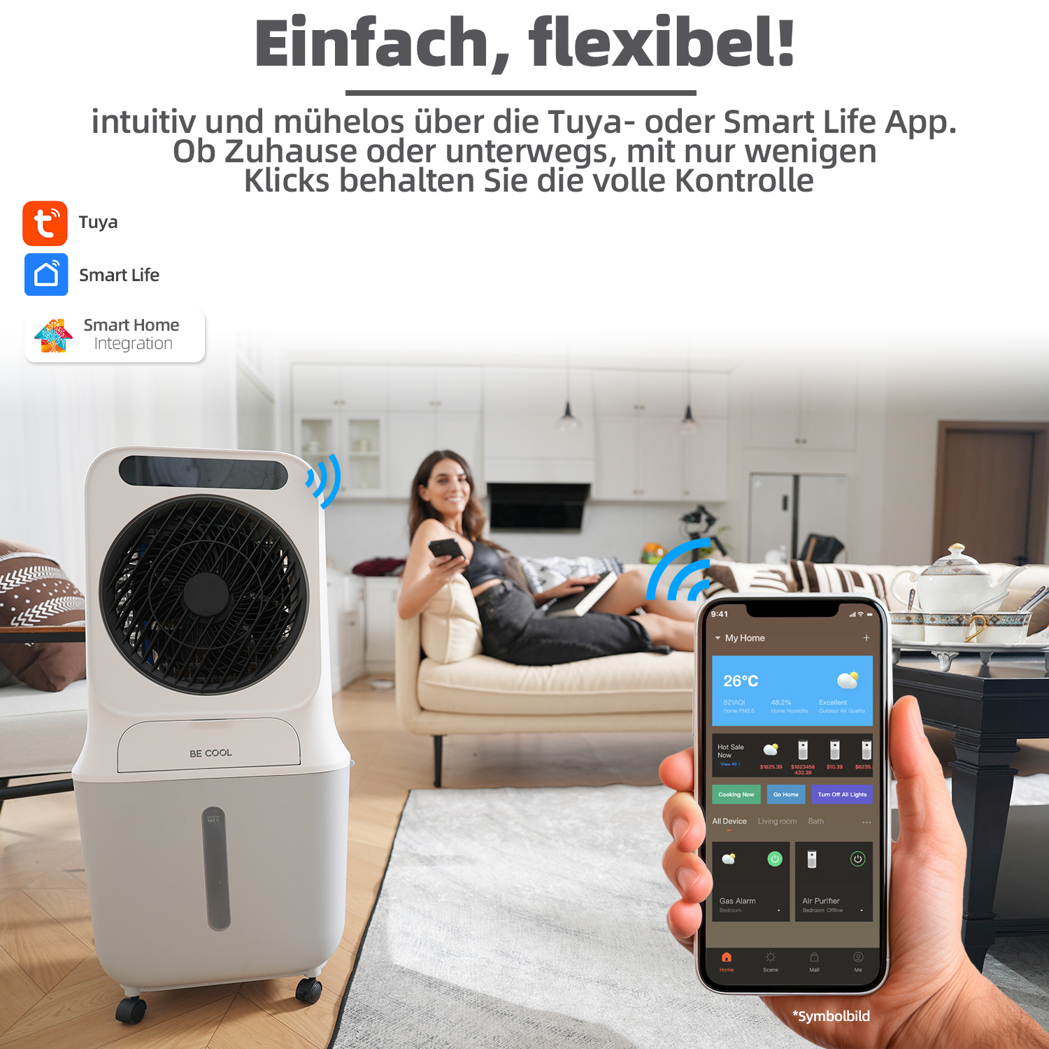 Eine Person, die eine mobile App zur Steuerung eines weißen Luftkühlers in einem Wohnzimmer verwendet.