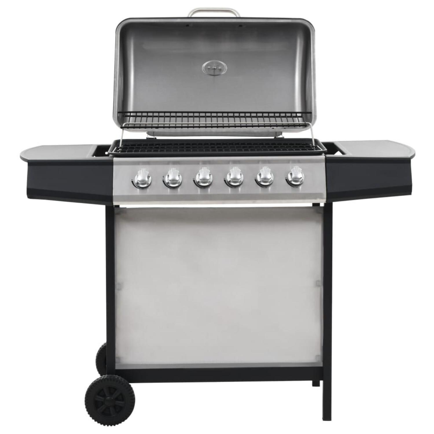 Ein Gasgrill aus Edelstahl mit fünf Brennern, Deckel und Seitenablagen. Er steht auf einem Wagen mit Rädern.