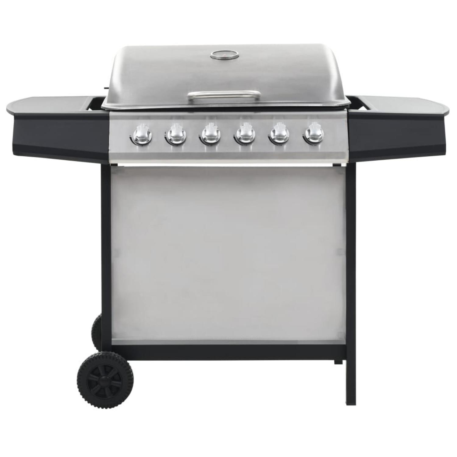 Ein Gasgrill aus Edelstahl mit geschlossenem Deckel. Er verfügt über fünf Brenner und Seitenablagen, die auf einem Wagen montiert sind.