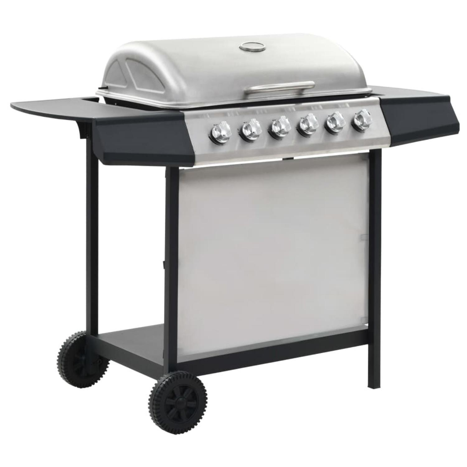 Edelstahlgrill mit schwarzen Beistelltischen und einem unteren Regal auf Rädern.