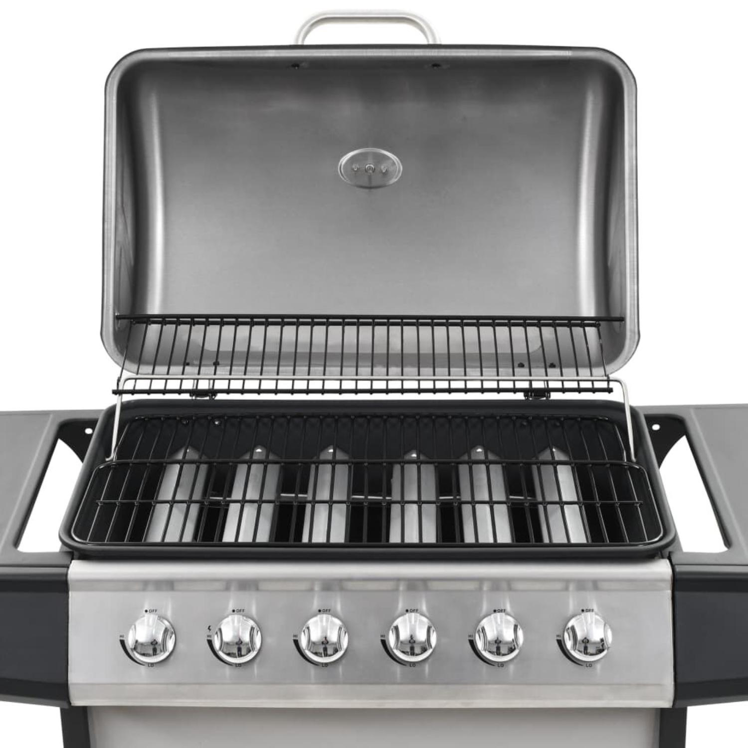 Ein Edelstahlgrill mit geöffnetem Deckel. Schwarze Grillroste und Bedienfeld unten.