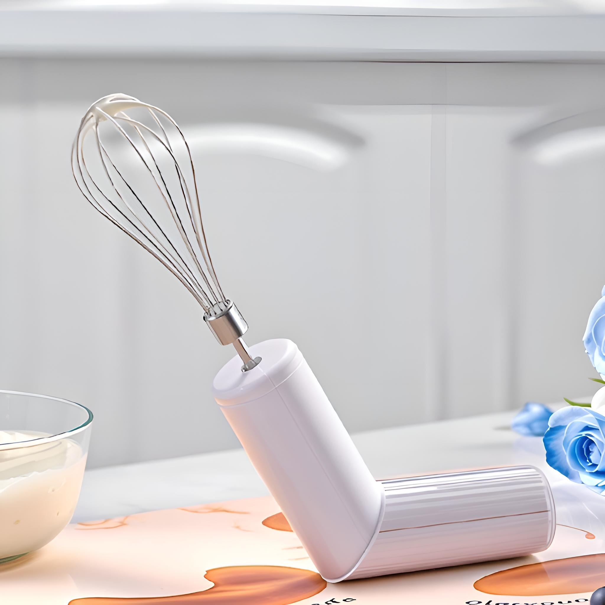 Ein Handmixer mit weißem Gehäuse und Schneebesen. Sahne in Glasschüssel links. Blaue Blumen rechts.