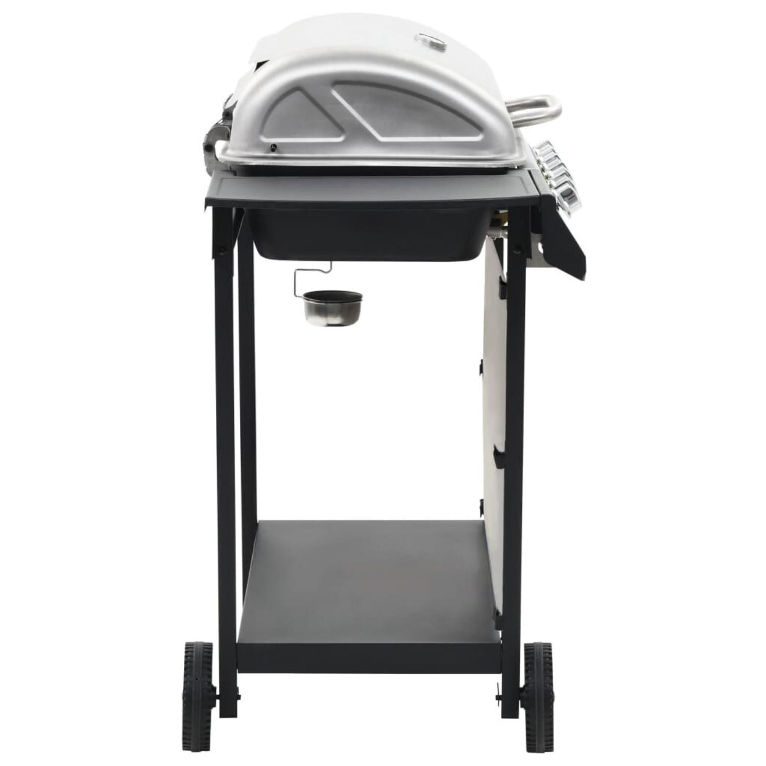 Ein BBQ-Grill auf einem schwarzen Rahmen mit Rädern. Der Grill hat einen Deckel, ein Regal und einen kleinen Behälter.