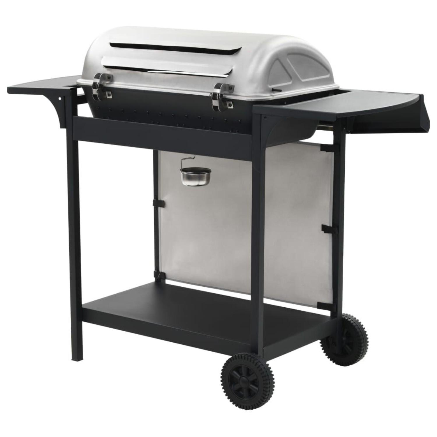 Ein BBQ-Grill mit schwarzem Rahmen und zwei Rädern. Er hat einen Deckel, ein Regal und einen Behälter.