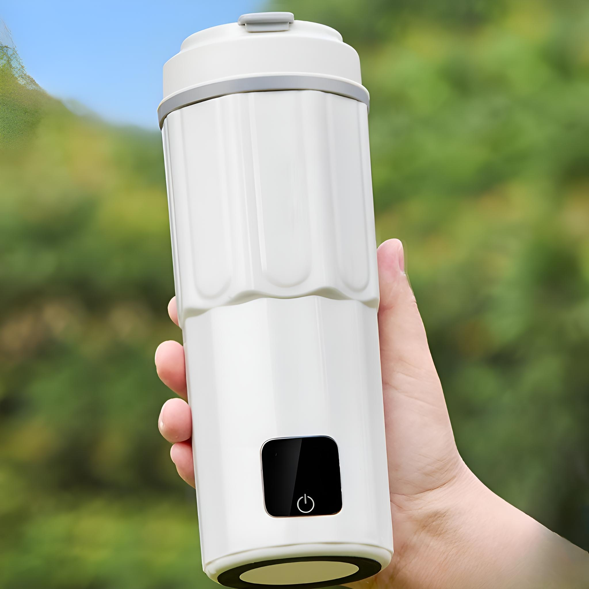Ein weißer Reisebecher wird in einer Hand gehalten, mit einem schwarzen Ein- und Ausschalter.