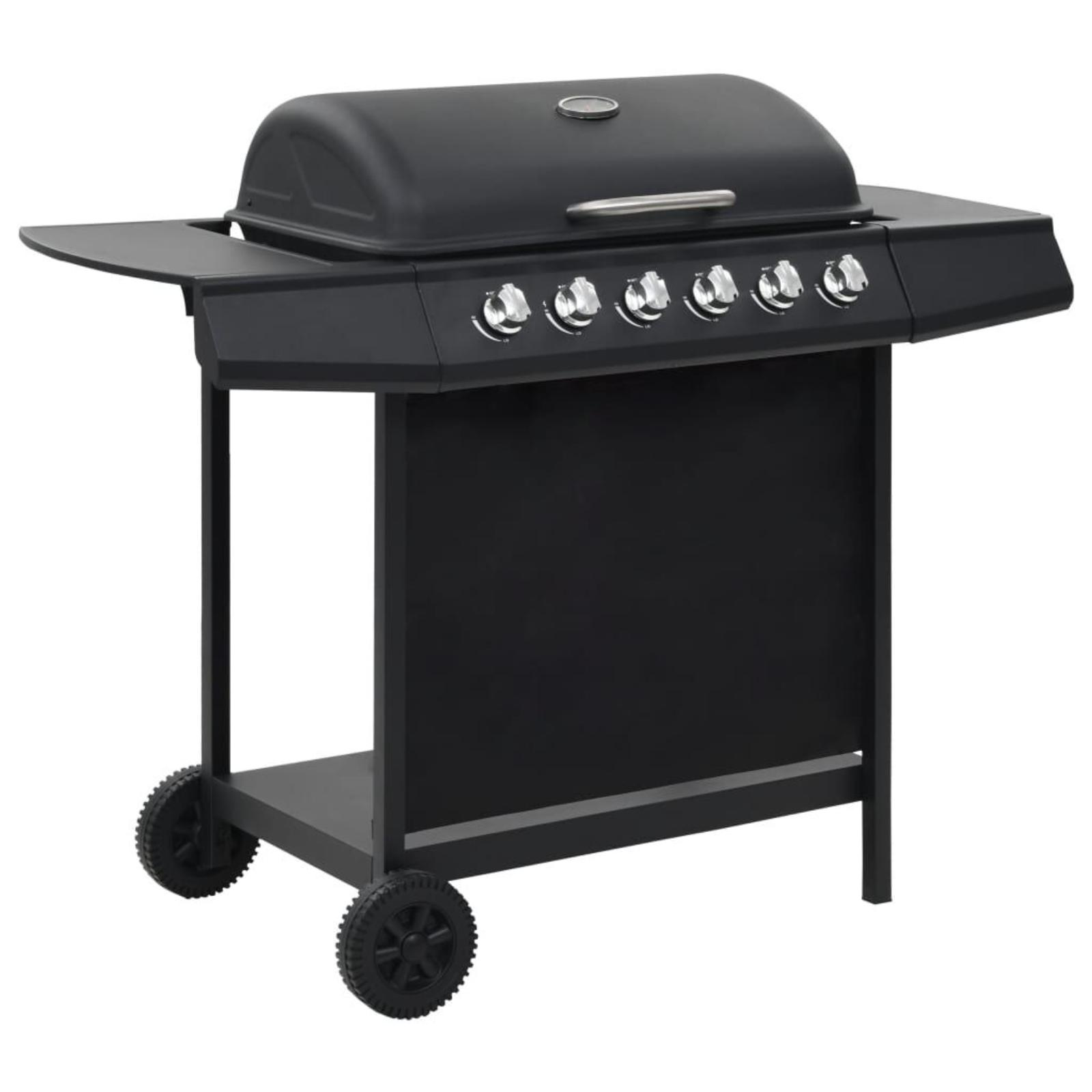 Schwarzer Außengrill mit Ablagen, einer oberen Abdeckung und Rädern. Es ist vor weißem Hintergrund isoliert.