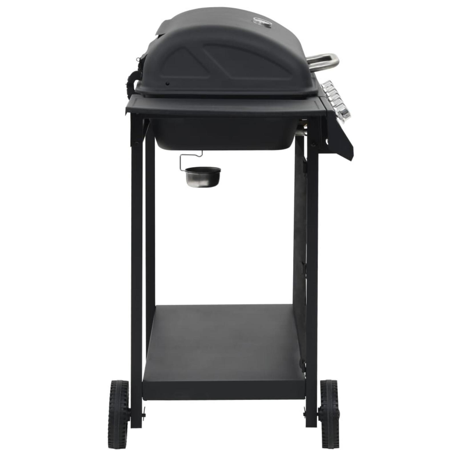 Schwarzer Außengrill auf einem rollbaren Wagen, mit Deckel und einer kleinen hängenden Schüssel.
