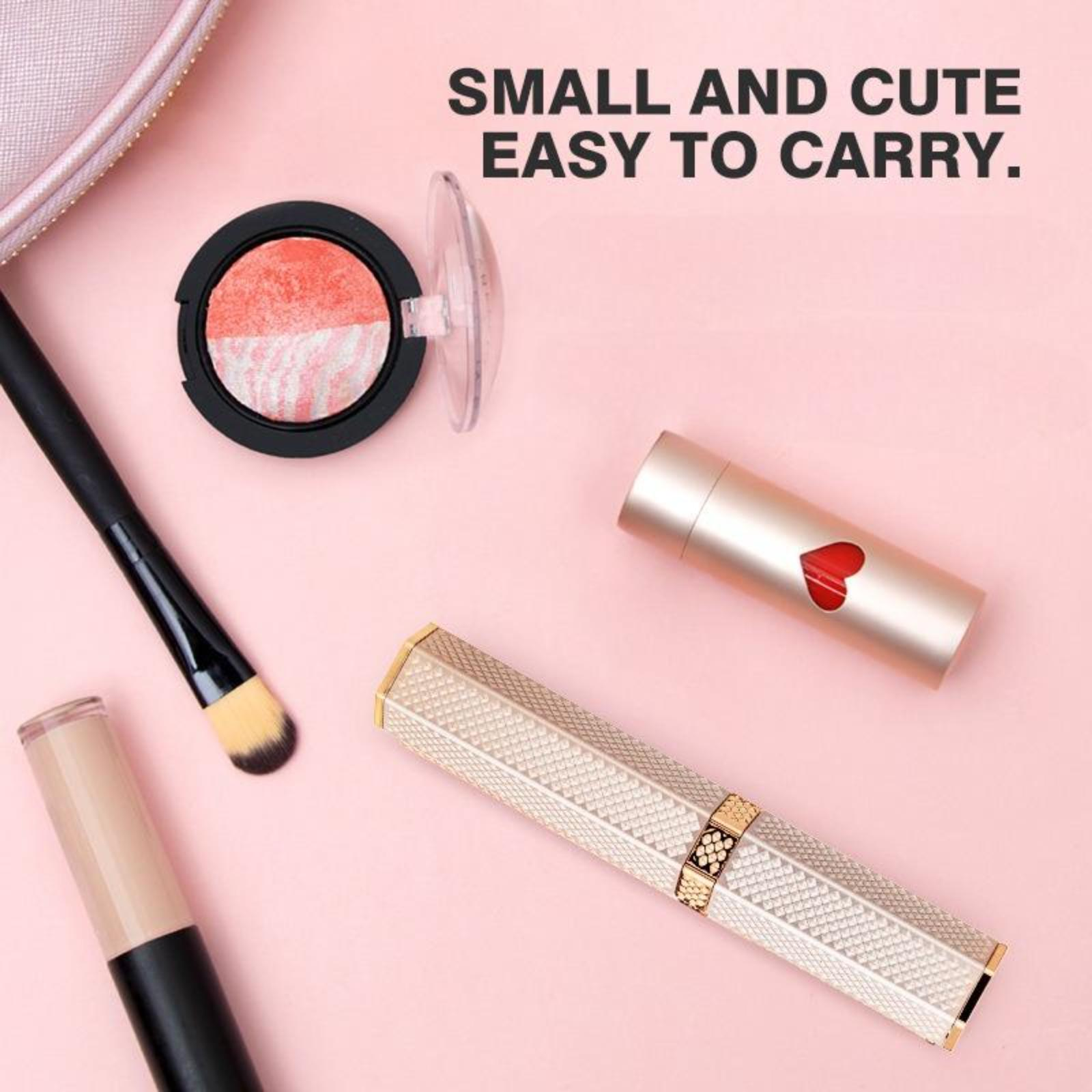 Make-up-Artikel auf rosa Oberfläche: Rouge, Pinsel, Lippenstift und ein Parfumbehälter.